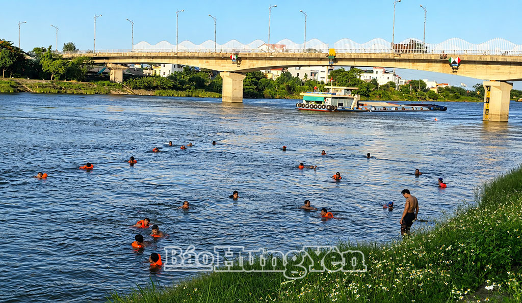 Cảnh báo nguy cơ mất an toàn khi tắm sông giải nhiệt