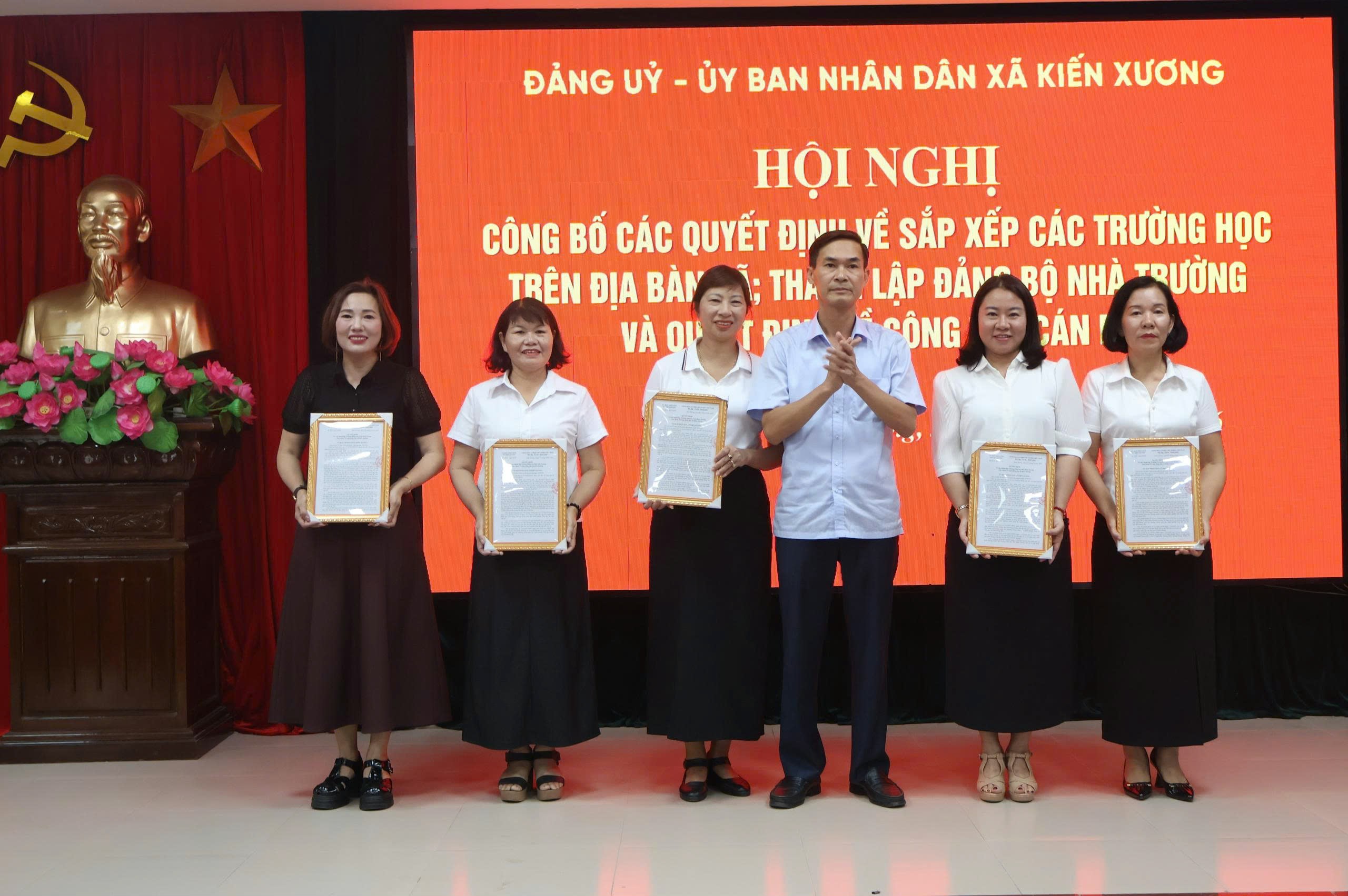 Kiến Xương công bố các quyết định về sắp xếp trường học, thành lập Đảng bộ nhà trường và công tác cán bộ
