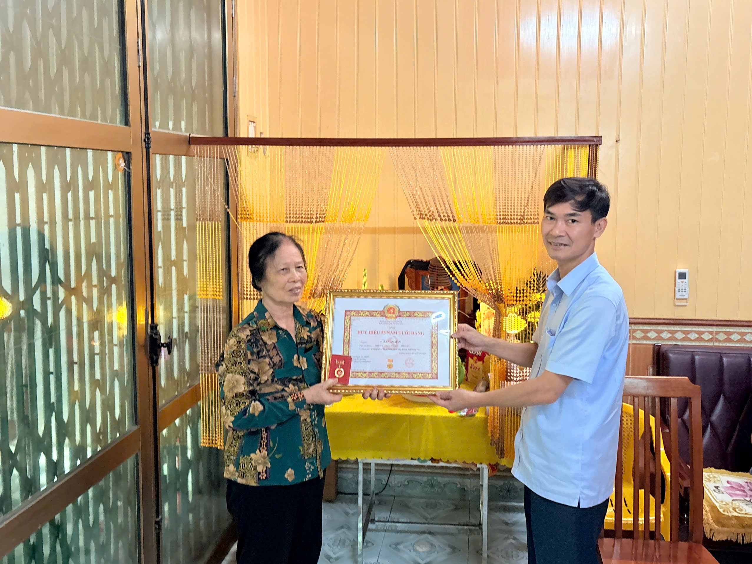 Xã Kiến Xương tổ chức trao tặng, truy tặng Huy hiệu Đảng tại nhà cho đảng viên