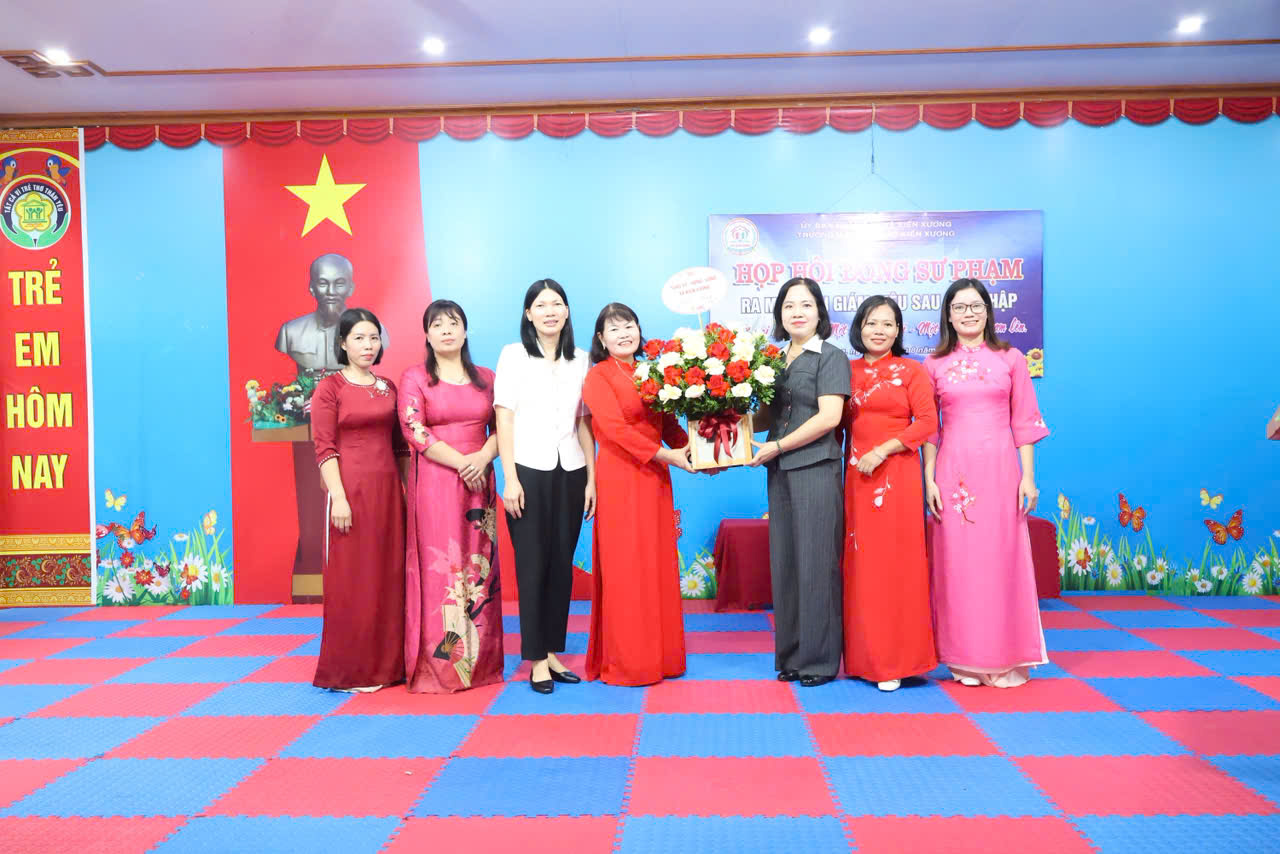 Trường Mầm non Bắc Kiến Xương tổ chức hội nghị ra mắt Hội đồng sư phạm nhà trường và công bố các quyết định sau sáp nhập.