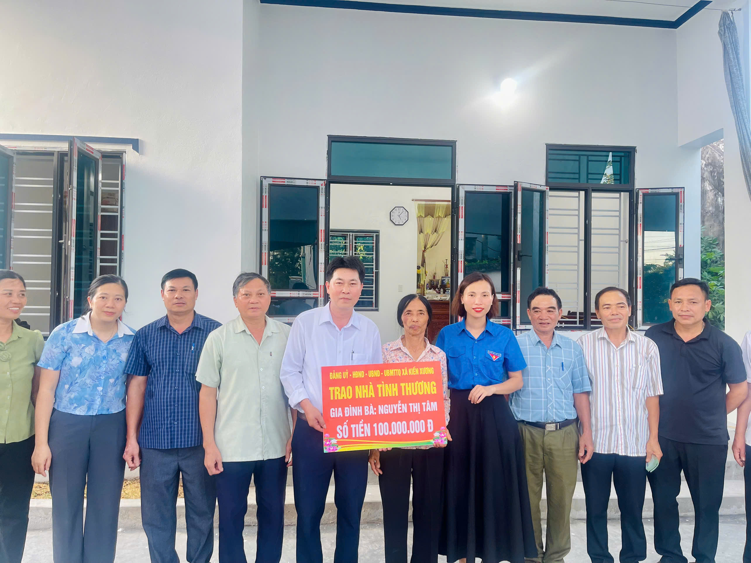 Bàn giao nhà tình thương cho con đẻ người hoạt động kháng chiến bị nhiễm chất độc hóa học