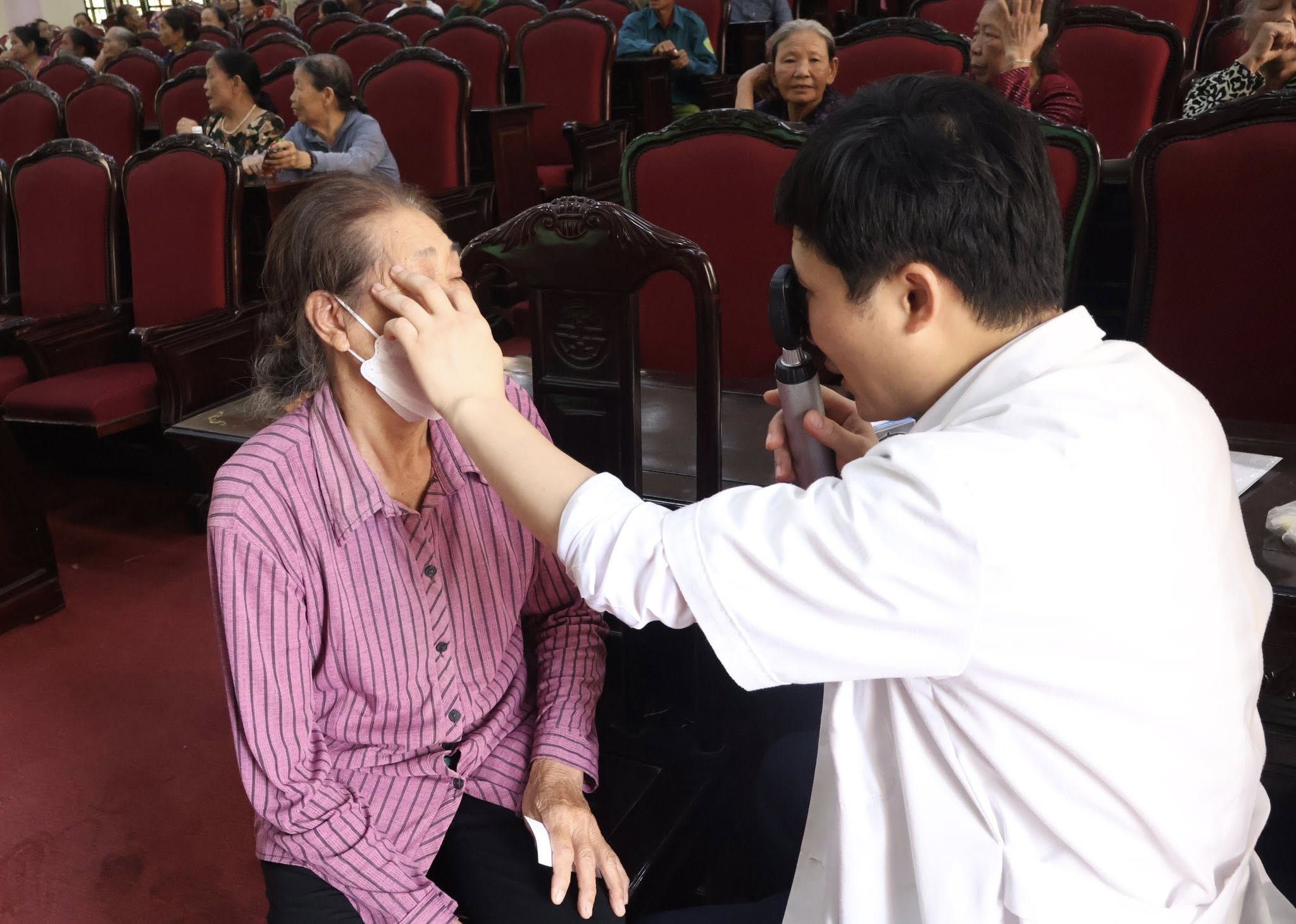 Truyền thông, tư vấn các bệnh về mắt cho hội viên Người Cao tuổi