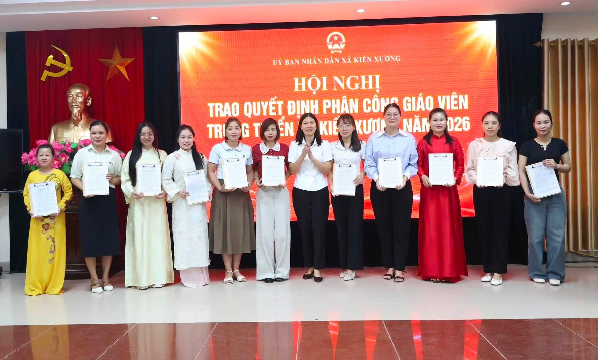 Xã Kiến Xương trao quyết định phân công công tác giáo viên về các trường học trên địa bàn xã