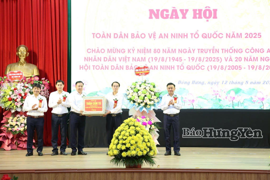 Đồng chí Trần Cẩm Tú, Ủy viên Bộ Chính trị, Thường trực Ban Bí thư dự ngày hội toàn dân bảo vệ an ninh Tổ quốc tại xã Đông Hưng
