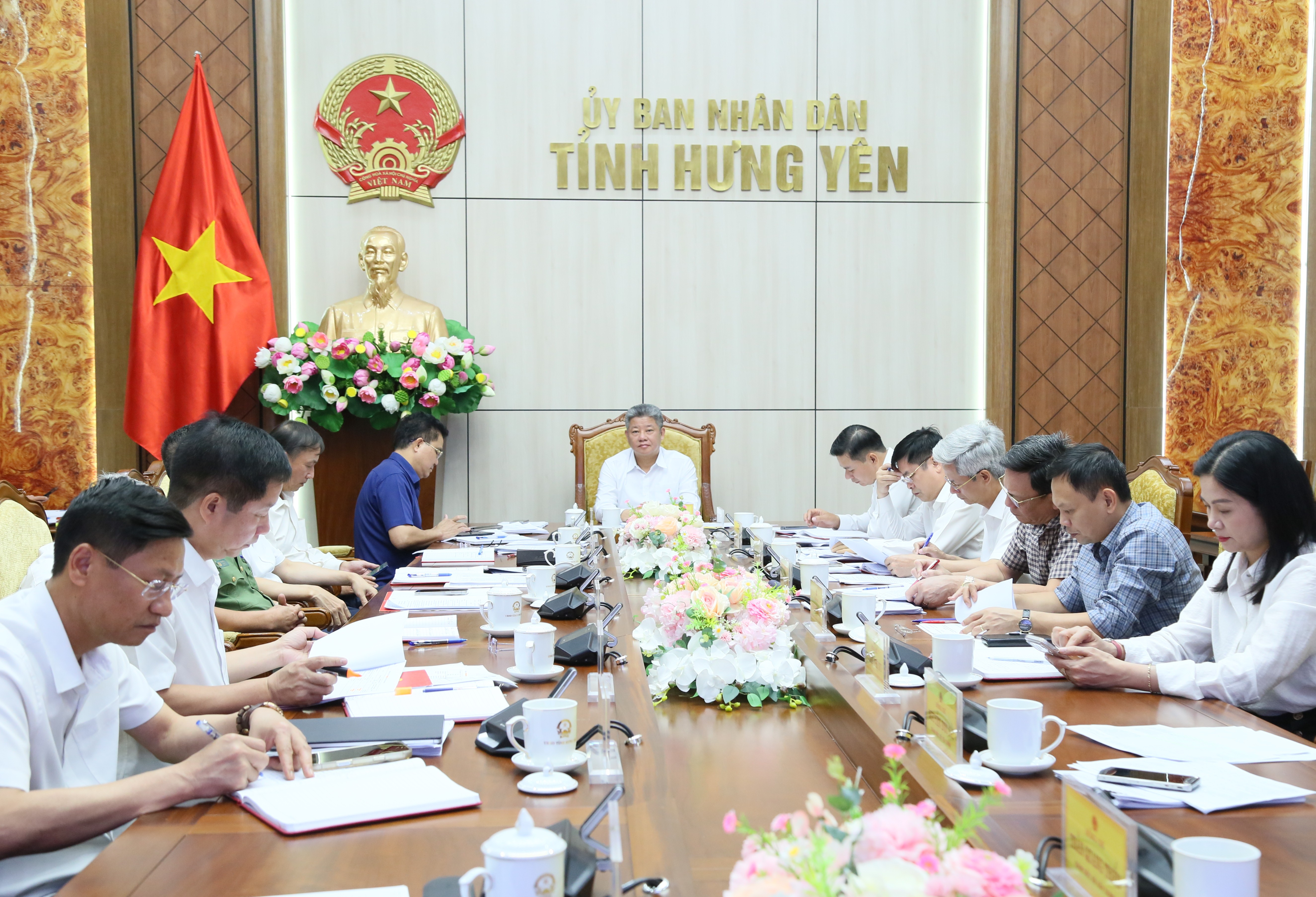 Phiên họp thường kỳ tháng 5 và hội nghị trực tuyến với các xã, phường