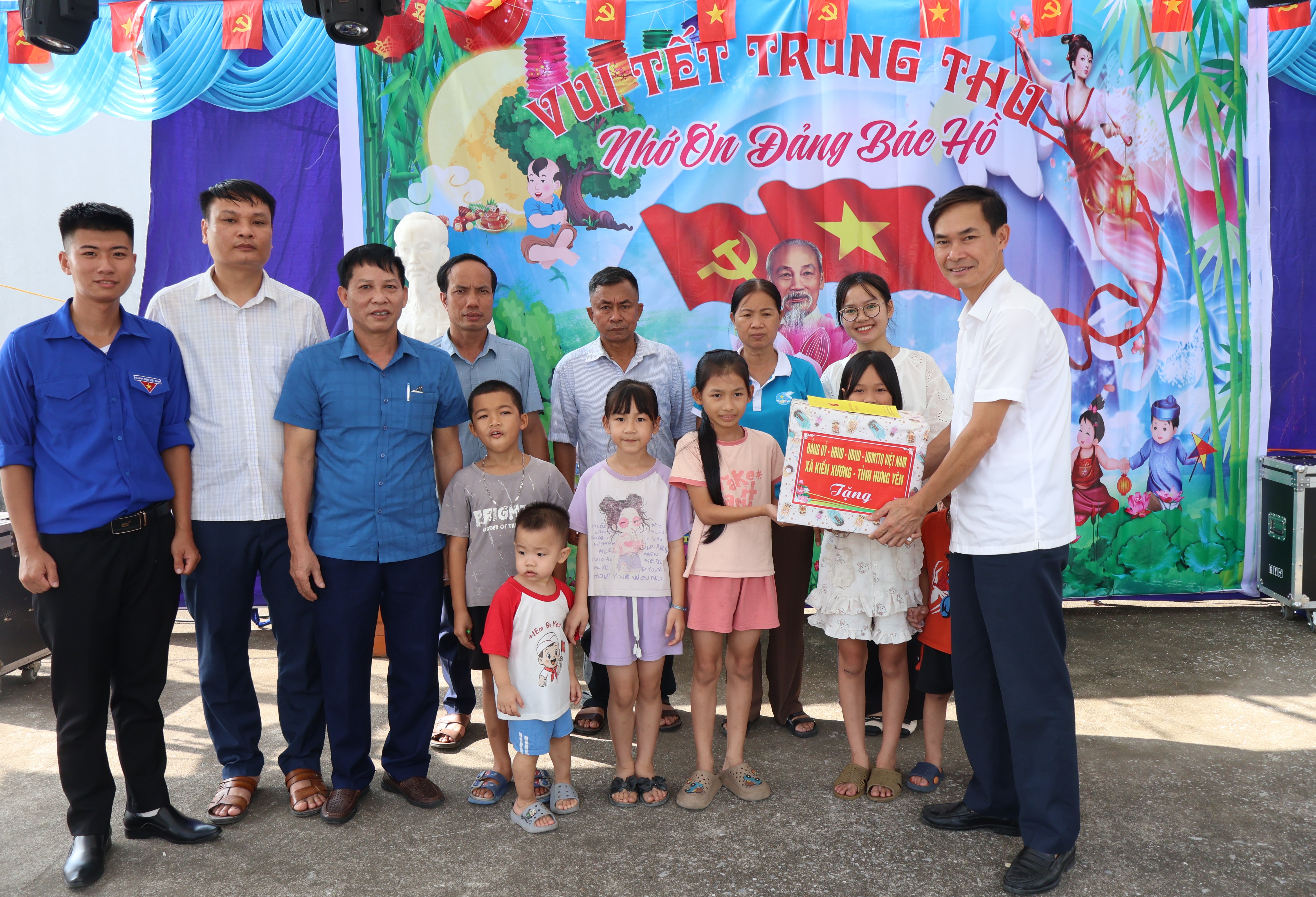 Các đồng chí lãnh đạo xã thăm, tặng quà thiếu niên, nhi đồng tại các thôn trên địa bàn xã