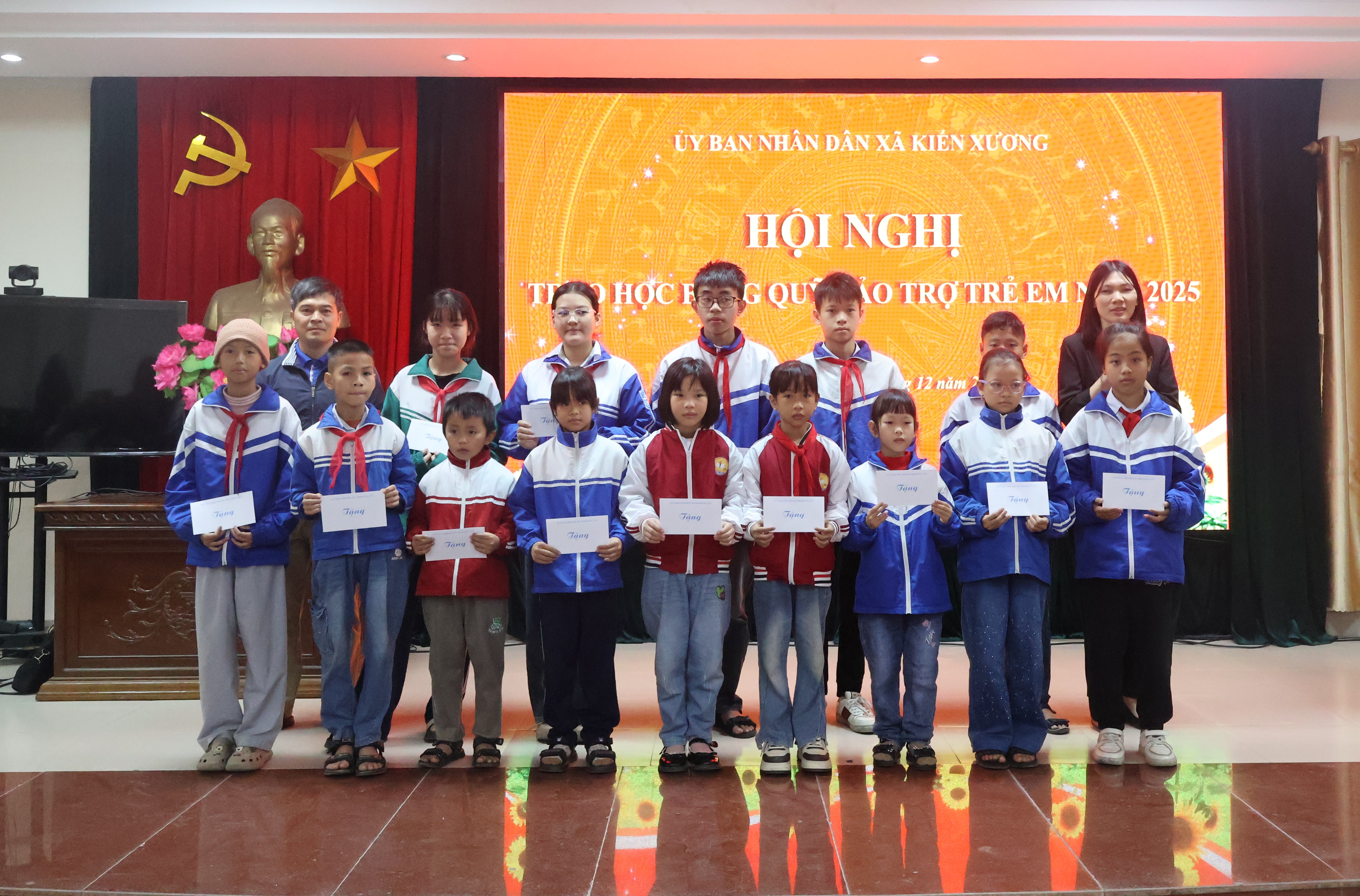 Xã Kiến Xương trao học bổng Quỹ Bảo trợ trẻ em năm 2025