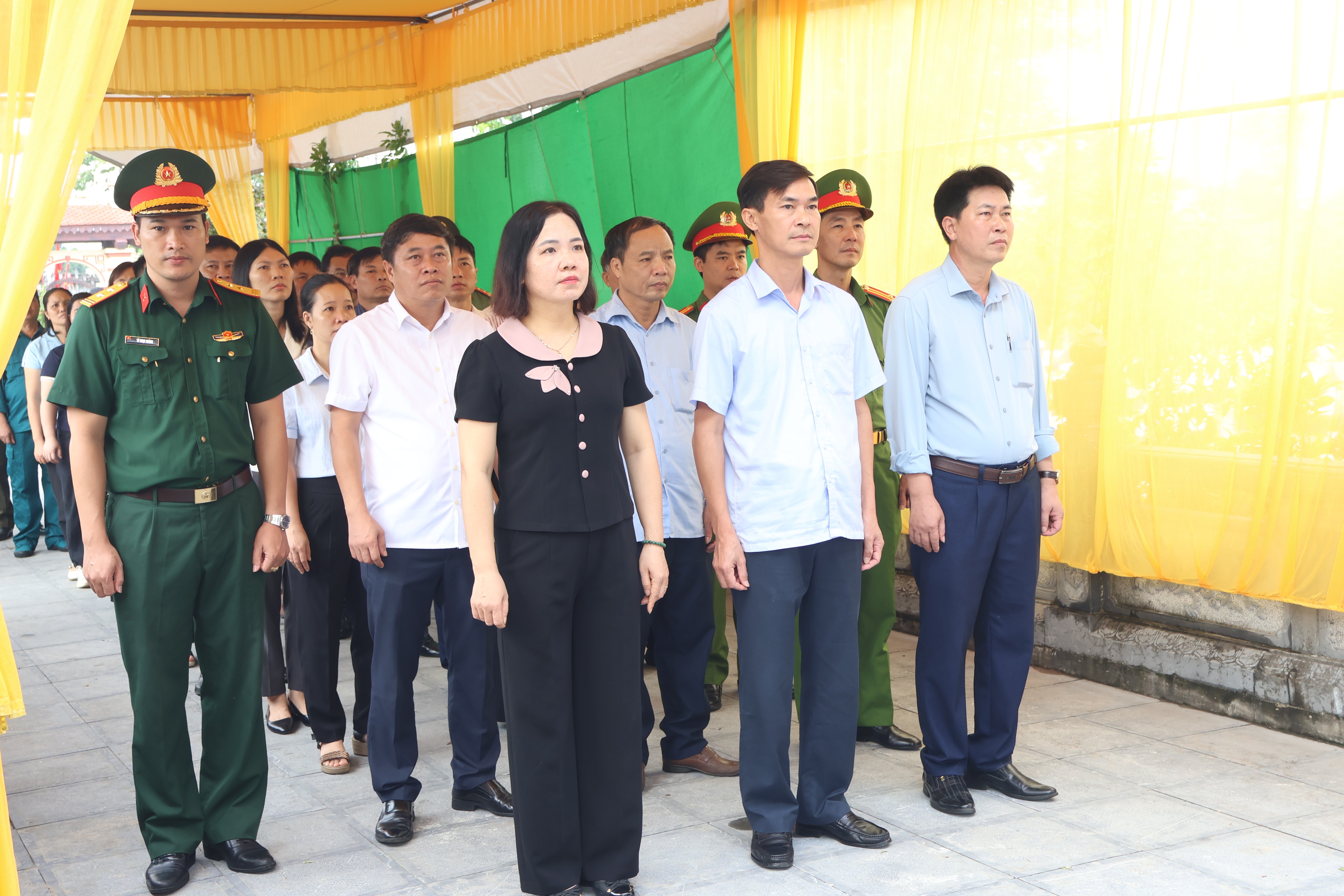 Xã Kiến Xương dâng hương tưởng niệm các anh hùng liệt sĩ và triển khai lấy mẫu ADN hài cốt liệt sĩ chưa xác định được thông tin