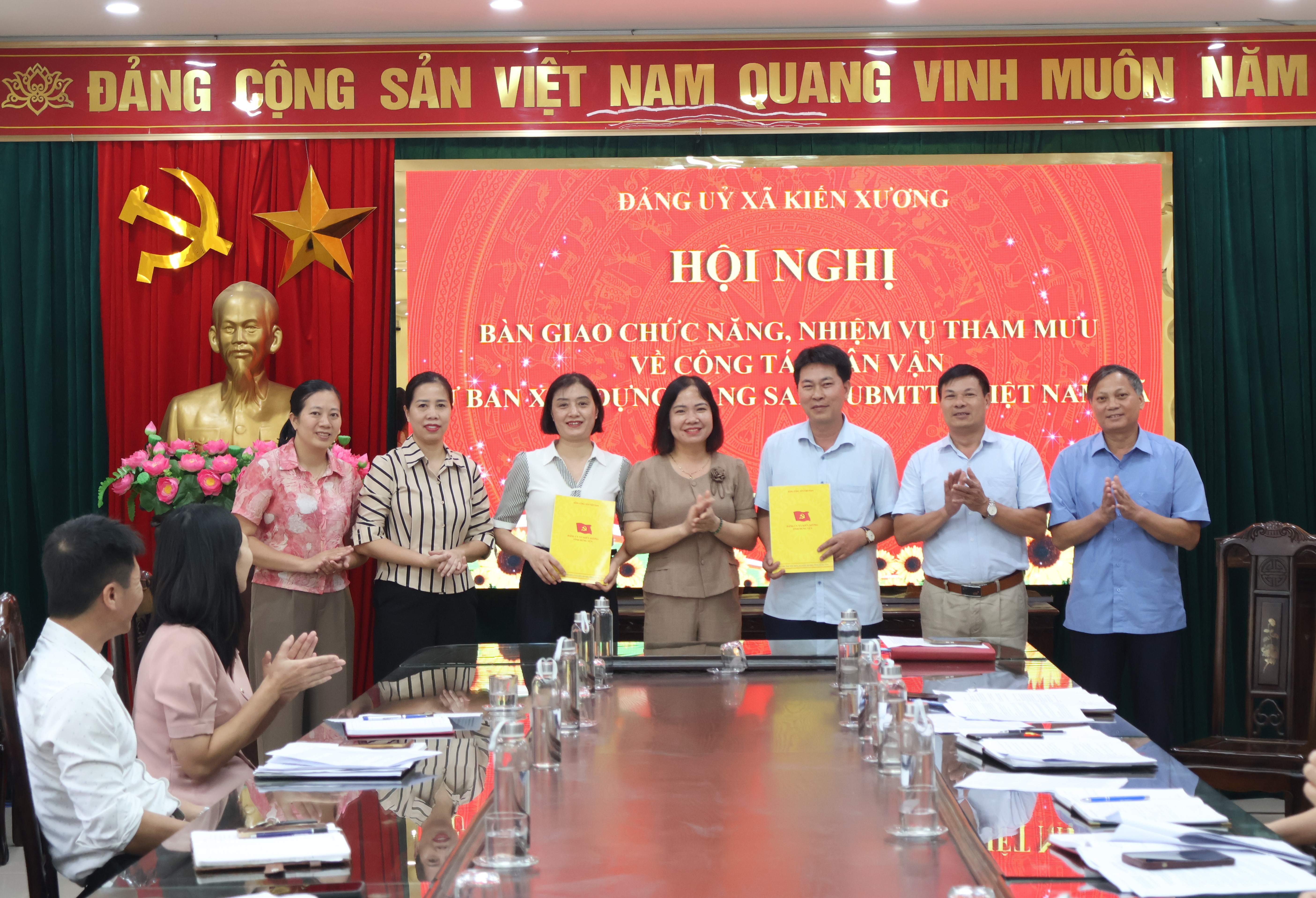 Hội nghị bàn giao chức năng, nhiệm vụ tham mưu về công tác dân vận từ Ban Xây dựng Đảng sang Ủy ban MTTQ Việt Nam xã