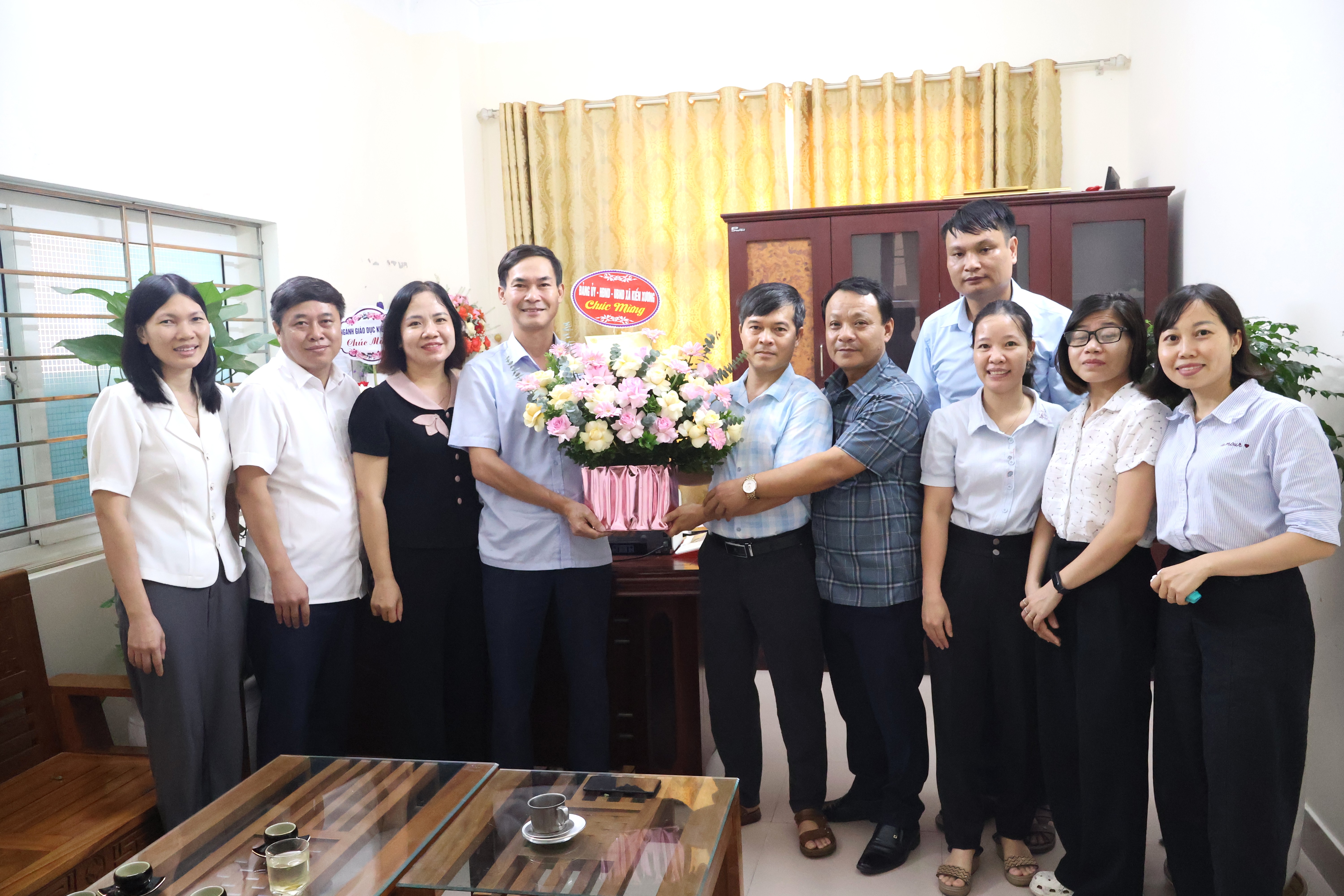 Các đồng chí lãnh đạo xã Kiến Xương tặng hoa chúc mừng kỷ niệm 81 năm ngày truyền thống các ngành