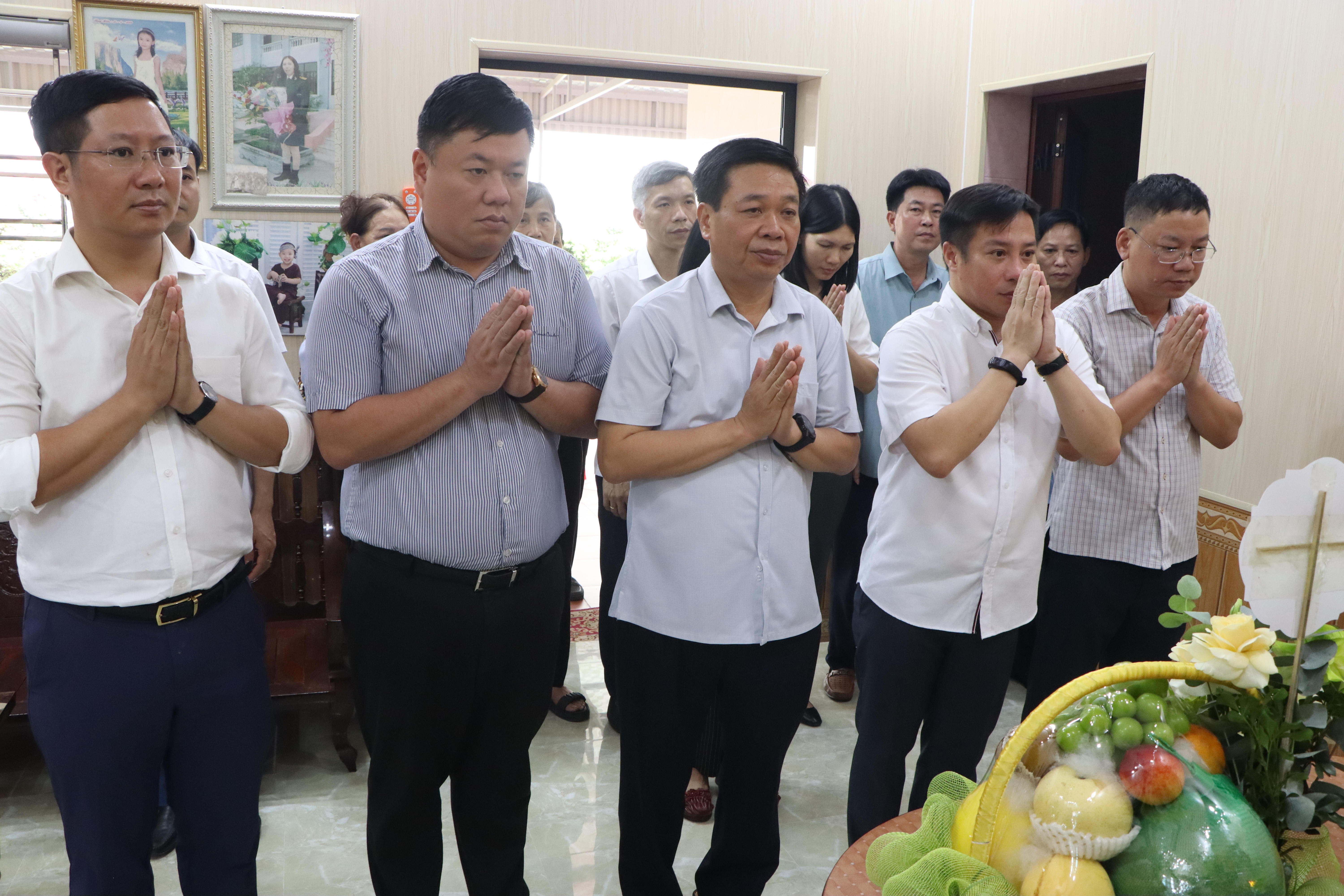 Đoàn công tác của Uỷ ban Kiểm tra Trung ương dâng hương tưởng niệm liệt sĩ tại xã Kiến Xương