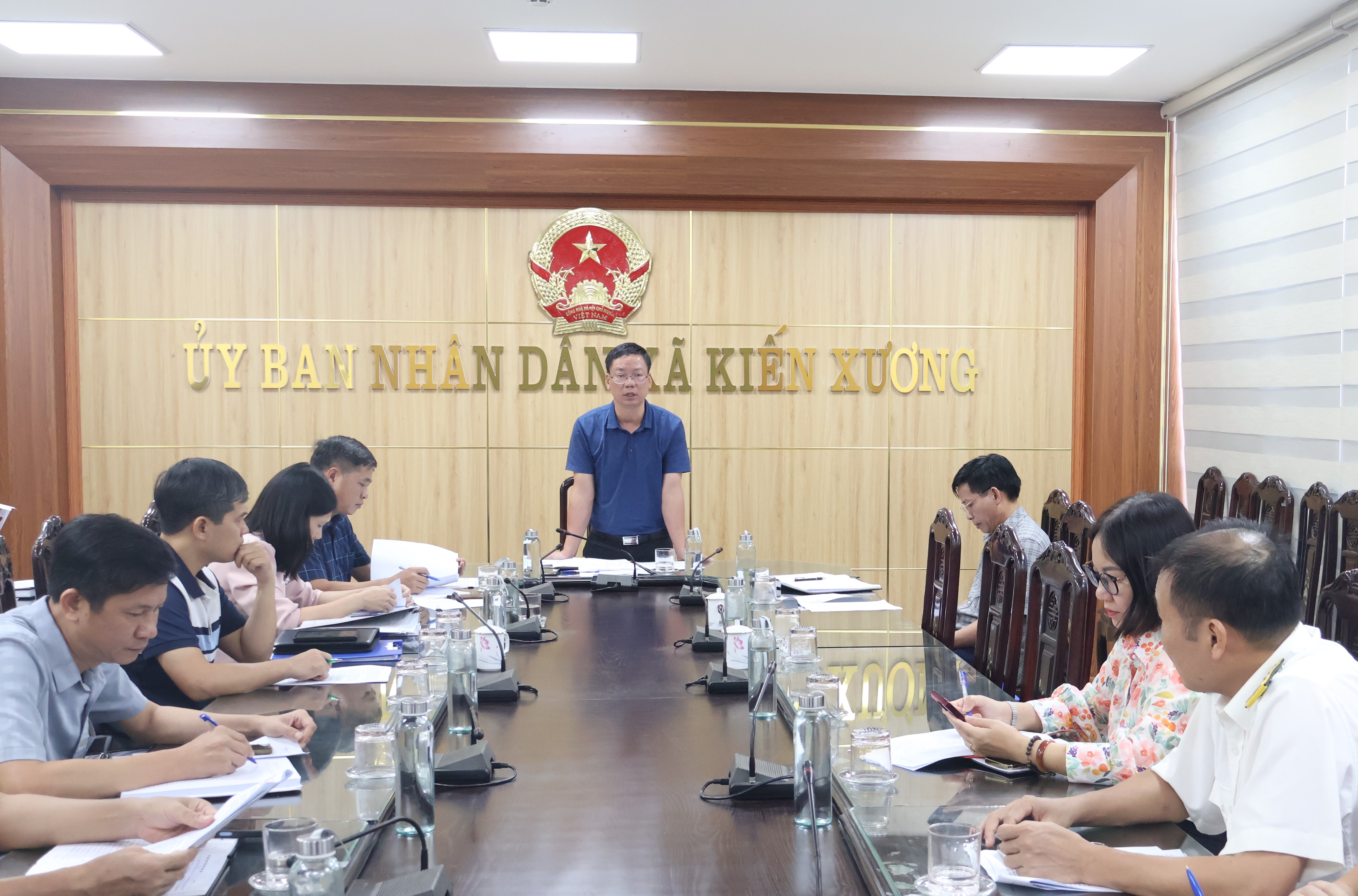 UBND xã Kiến Xương họp nghe báo cáo tình hình phát triển kinh tế - xã hội 9 tháng đầu năm 2025