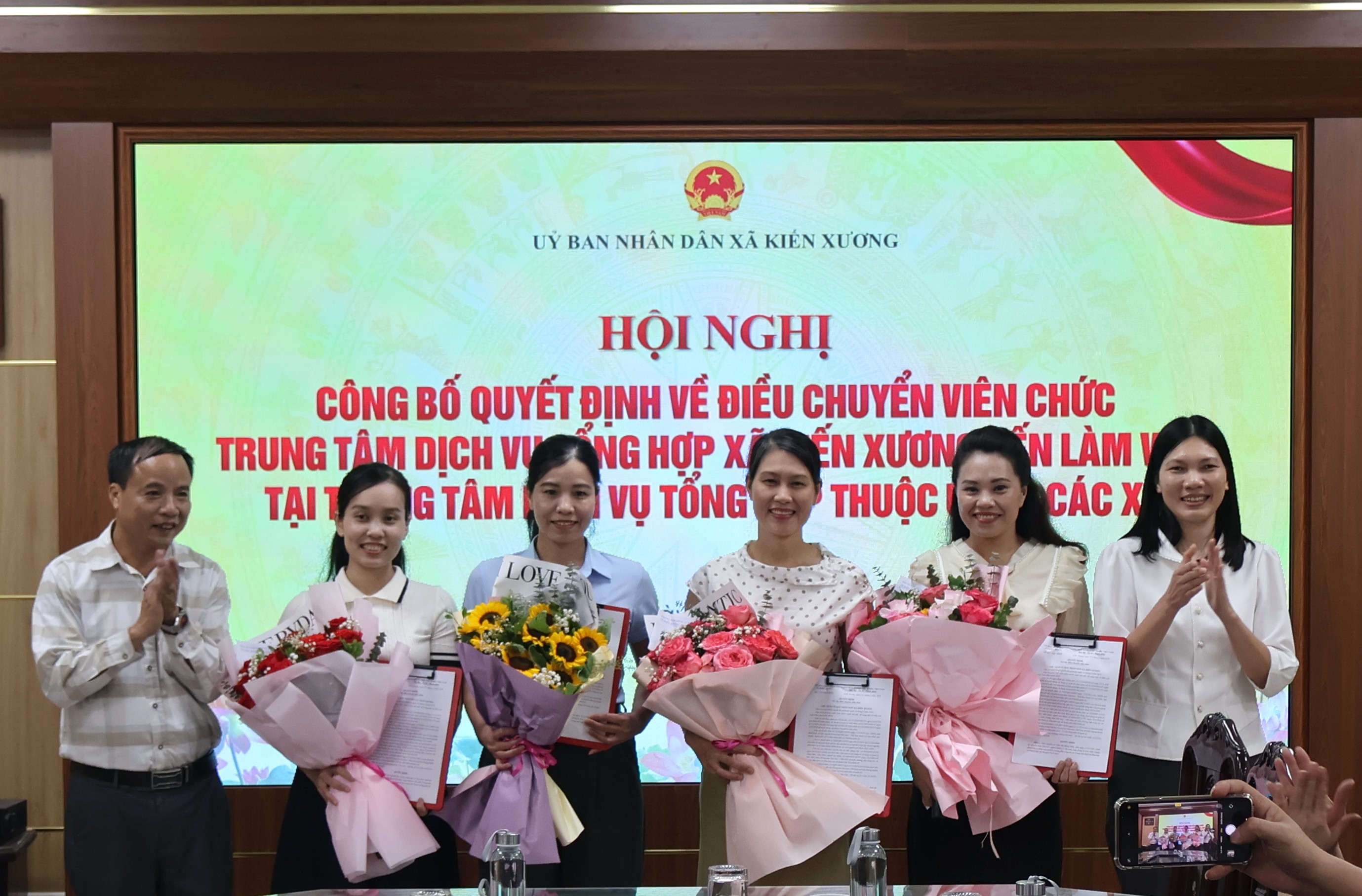 Hội nghị công bố quyết định điều chuyển viên chức Trung tâm Dịch vụ tổng hợp xã Kiến Xương