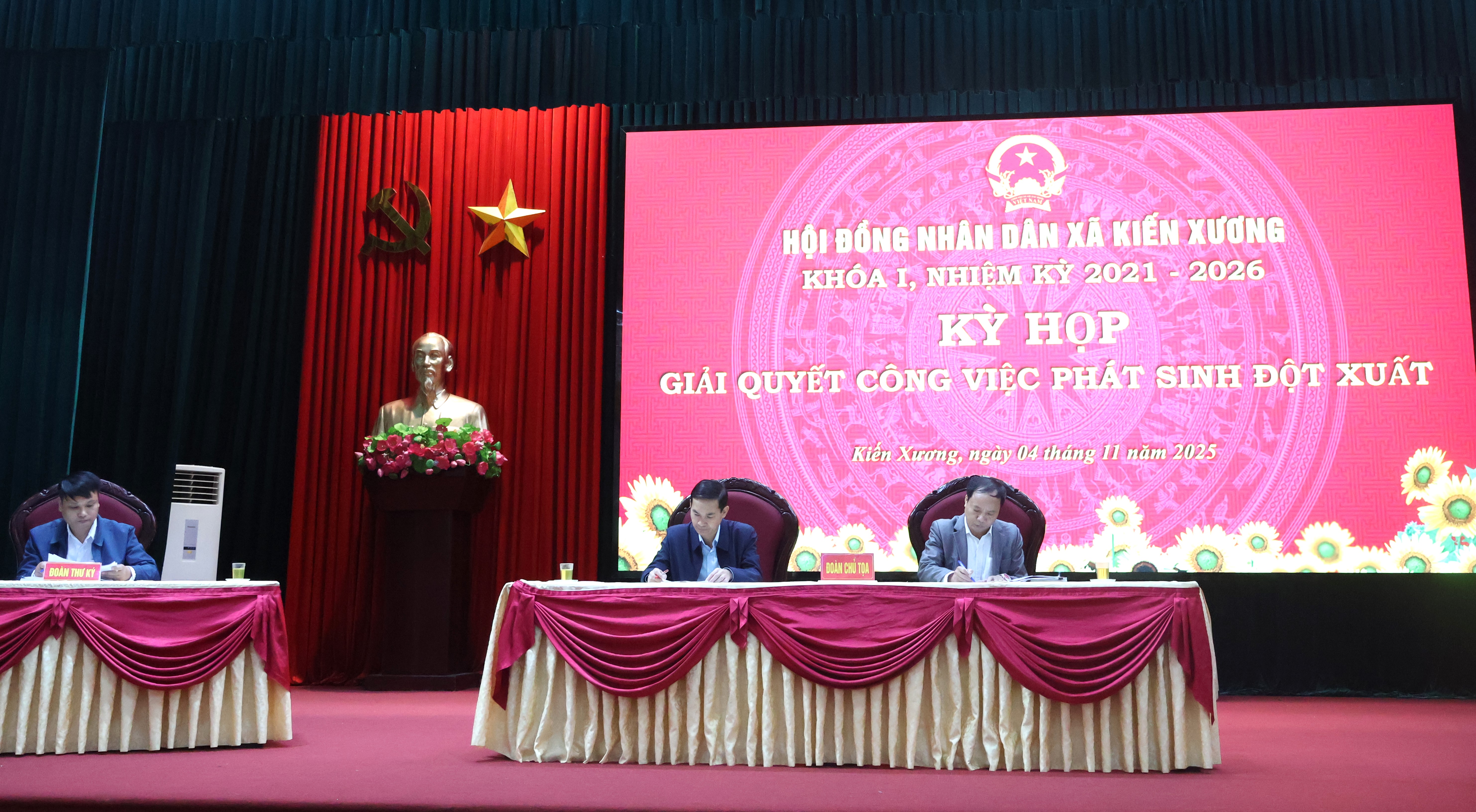 HĐND xã Kiến Xương tổ chức kỳ họp giải quyết công việc phát sinh đột xuất thông qua nhiều nghị quyết quan trọng