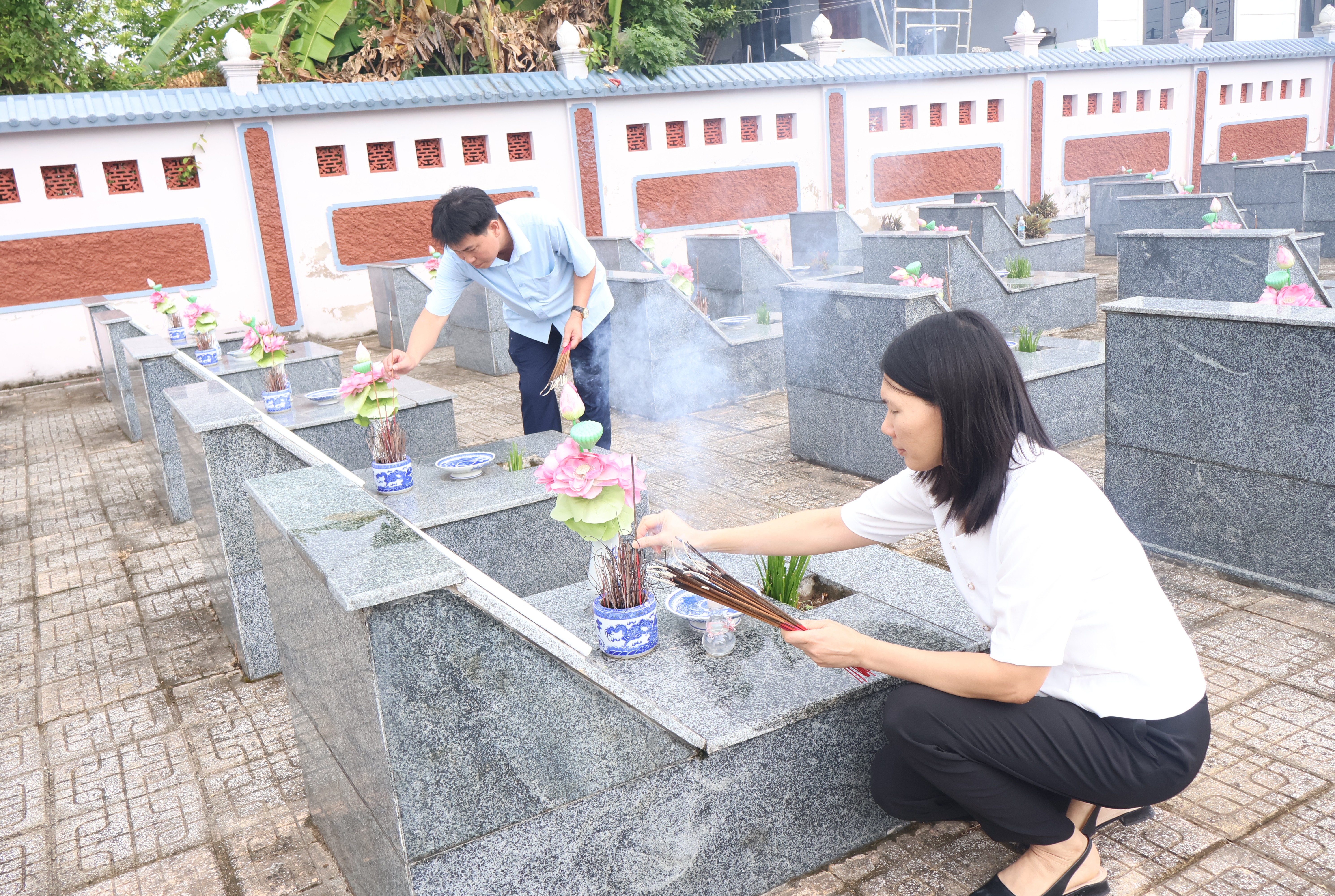 Các đồng chí lãnh đạo xã Kiến Xương dâng hương tưởng niệm các Anh hùng liệt sĩ tại Nghĩa trang liệt sĩ xã Quang Lịch và xã Vũ Quý