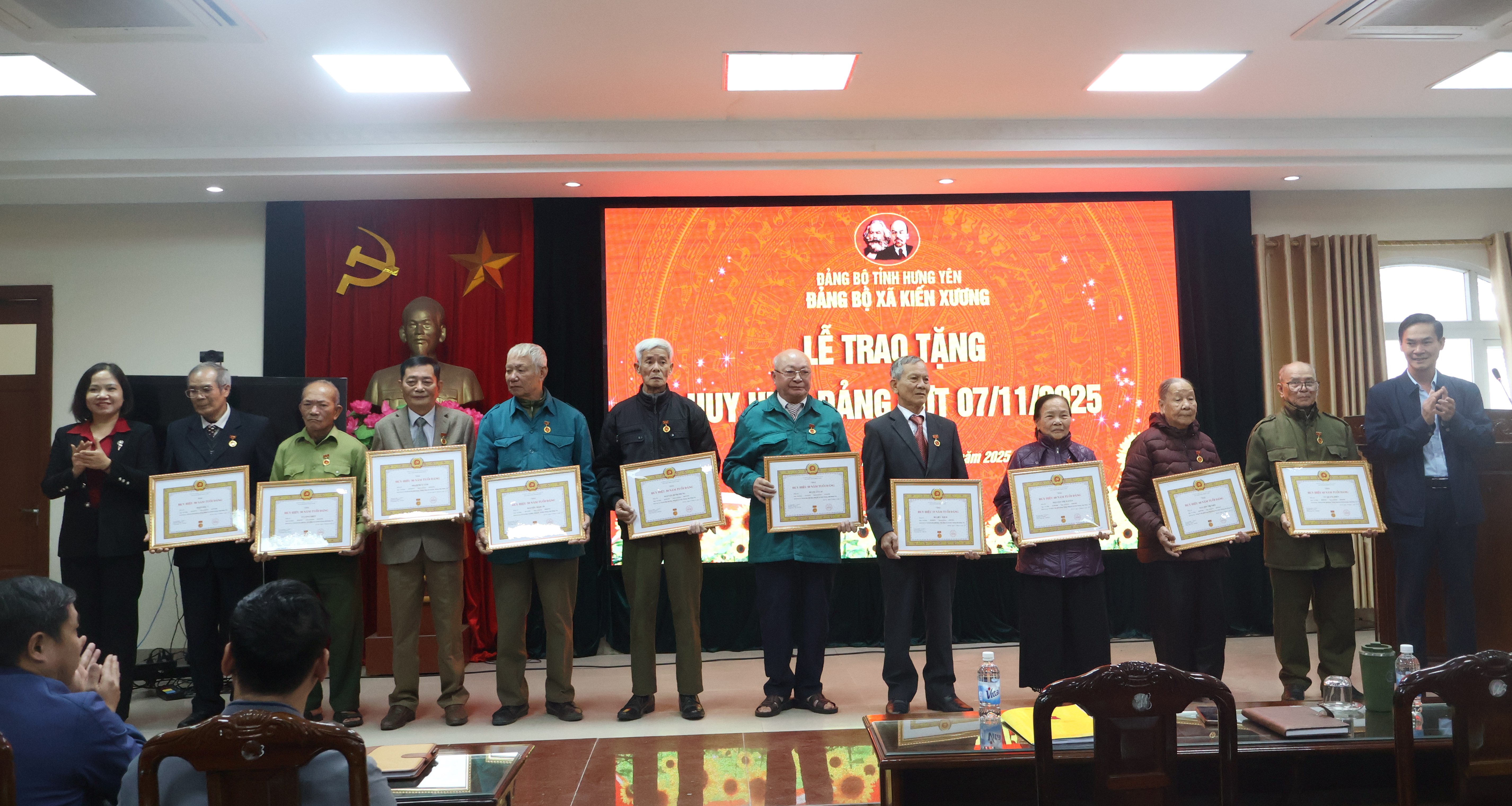 Xã Kiến Xương trao tặng Huy hiệu Đảng cho 43 đảng viên đợt 7/11/2025