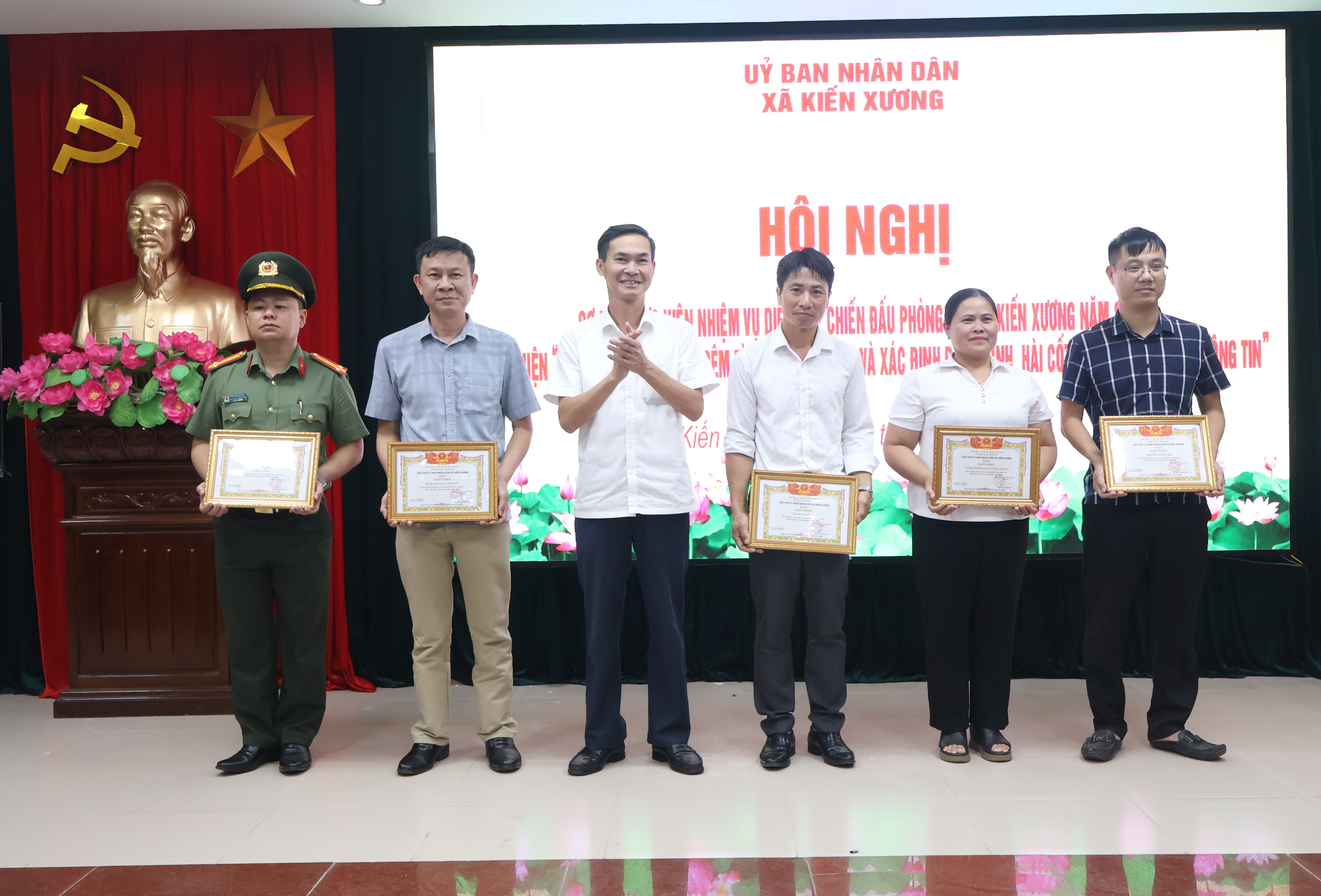 Kiến Xương: 9 tập thể, 32 cá nhân được khen thưởng trong diễn tập chiến đấu phòng thủ năm 2026 và Chiến dịch 500 ngày đêm