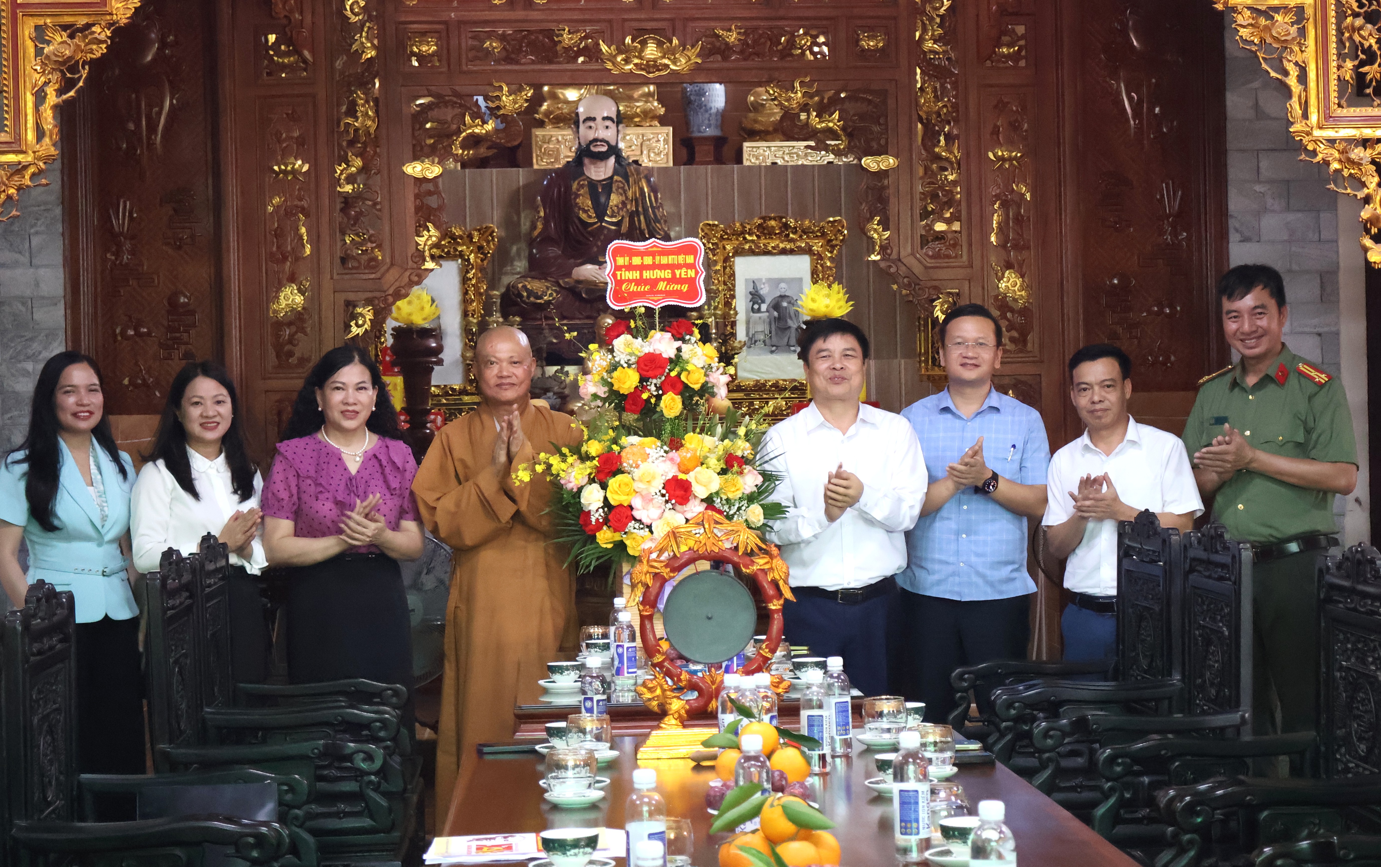 Đồng chí Phạm Văn Nghiêm, Phó Chủ tịch UBND tỉnh thăm, chúc mừng các chức sắc Phật giáo tại chùa Quan Âm