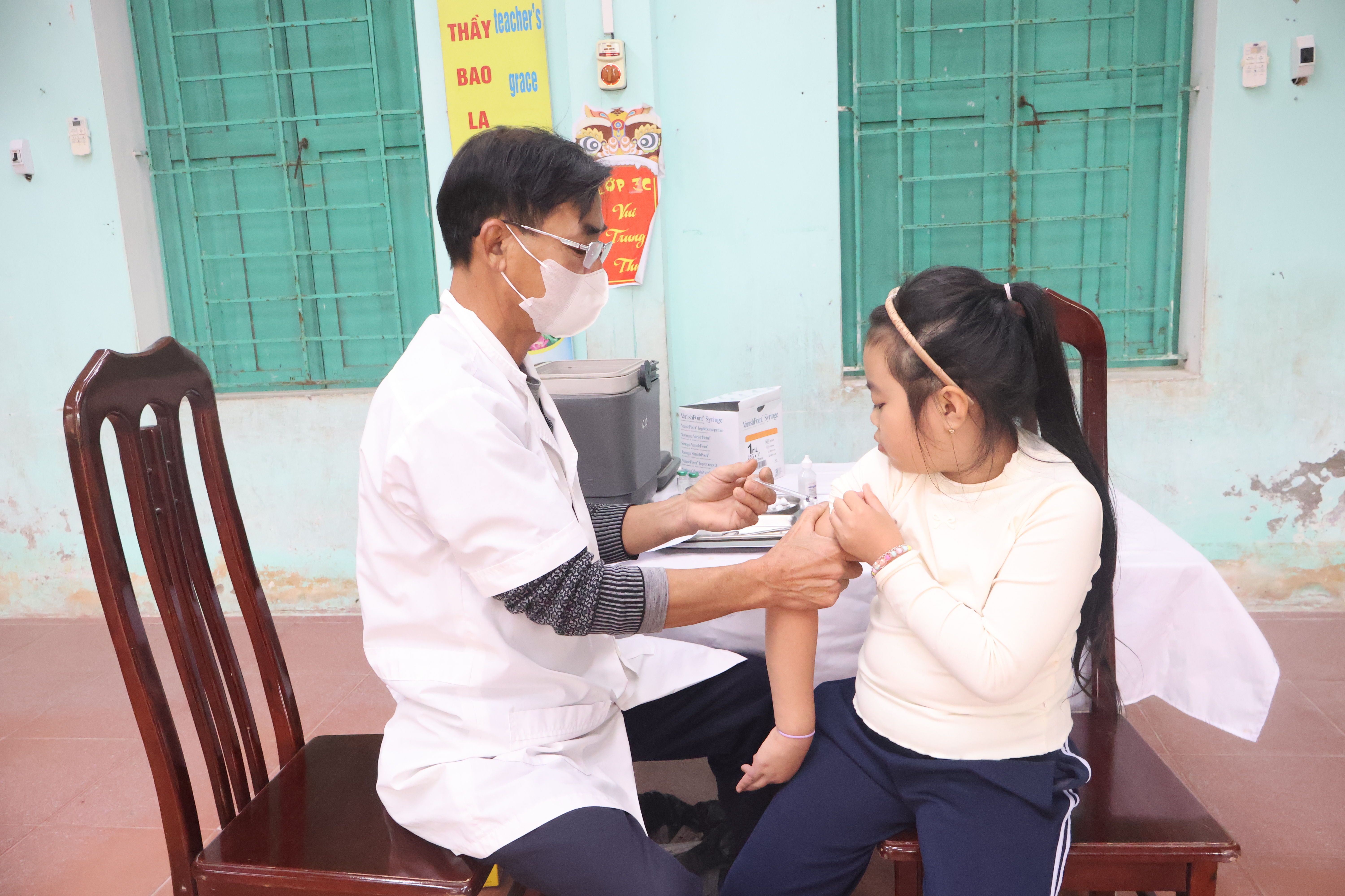 Xã Kiến Xương: Triển khai chiến dịch tiêm vắc xin Uốn ván - Bạch hầu (Td) cho trẻ 7 tuổi