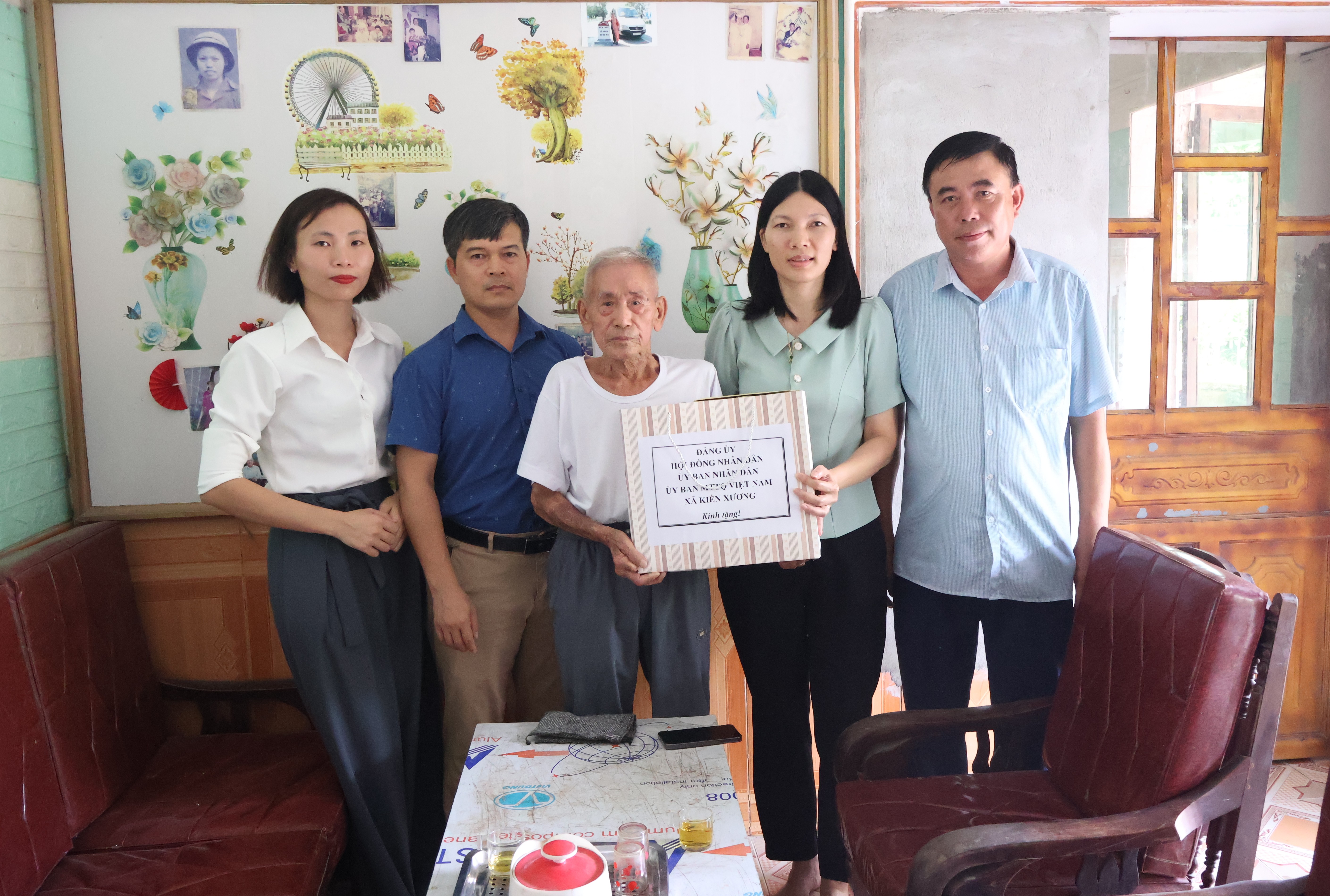 Lãnh đạo xã Kiến Xương thăm, tặng quà gia đình nạn nhân chất độc da cam