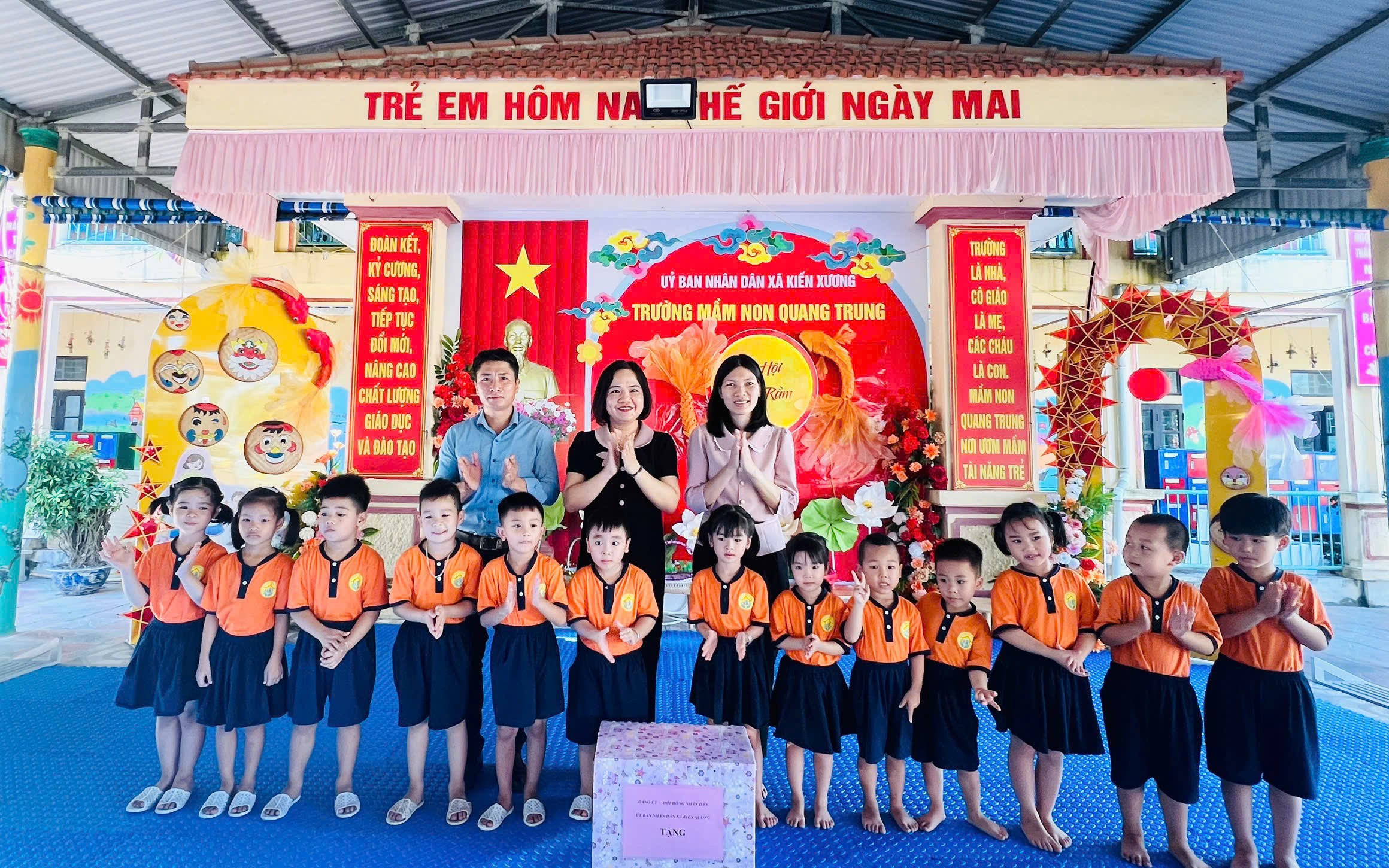 Các đồng chí lãnh đạo xã Kiến Xương: Thăm, tặng quà thiếu niên, nhi đồng nhân dịp tết Trung thu