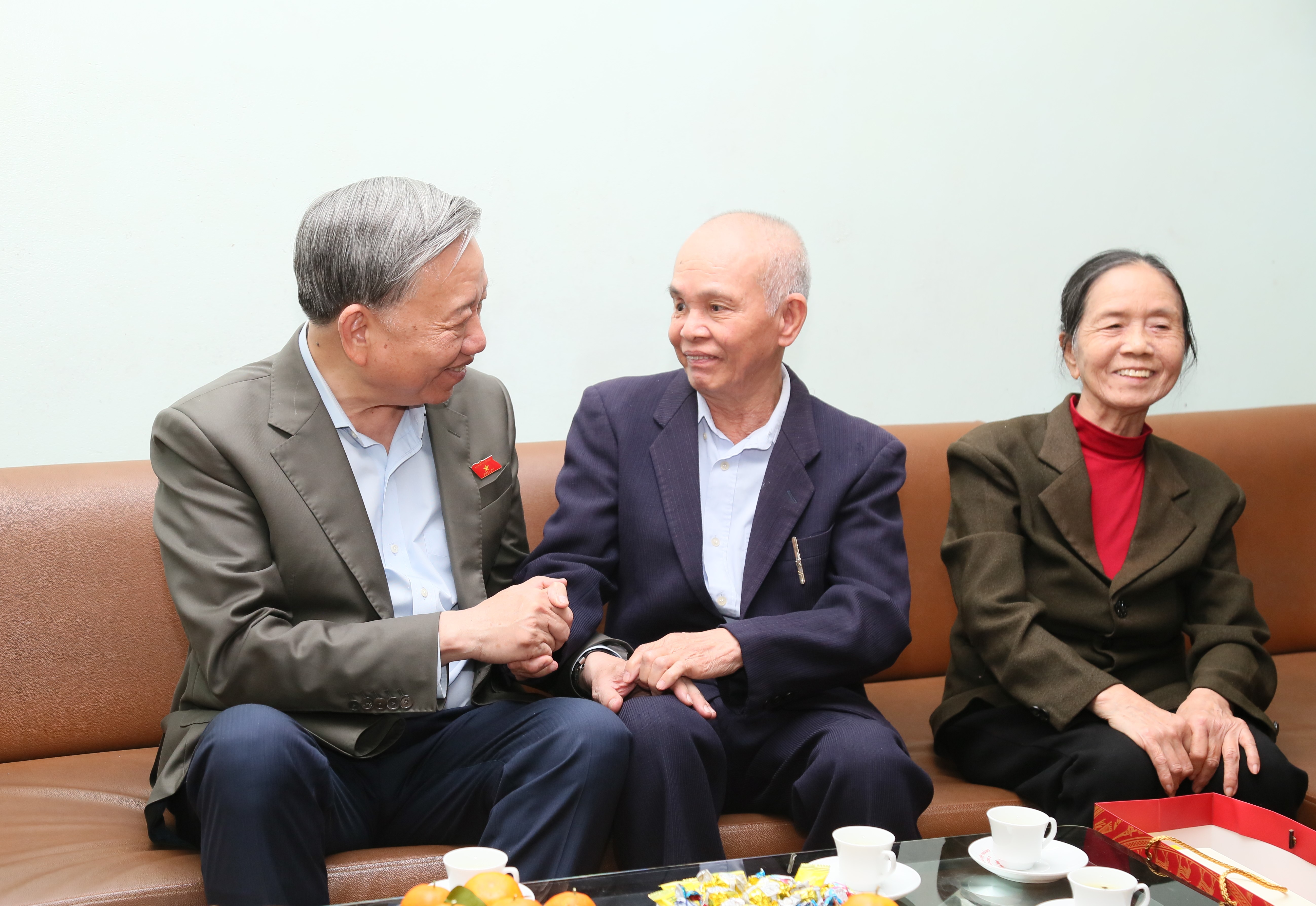 Tổng Bí thư Tô Lâm thăm, tặng quà gia đình người có công với cách mạng tại Thôn Quang Trung, xã Kiến Xương