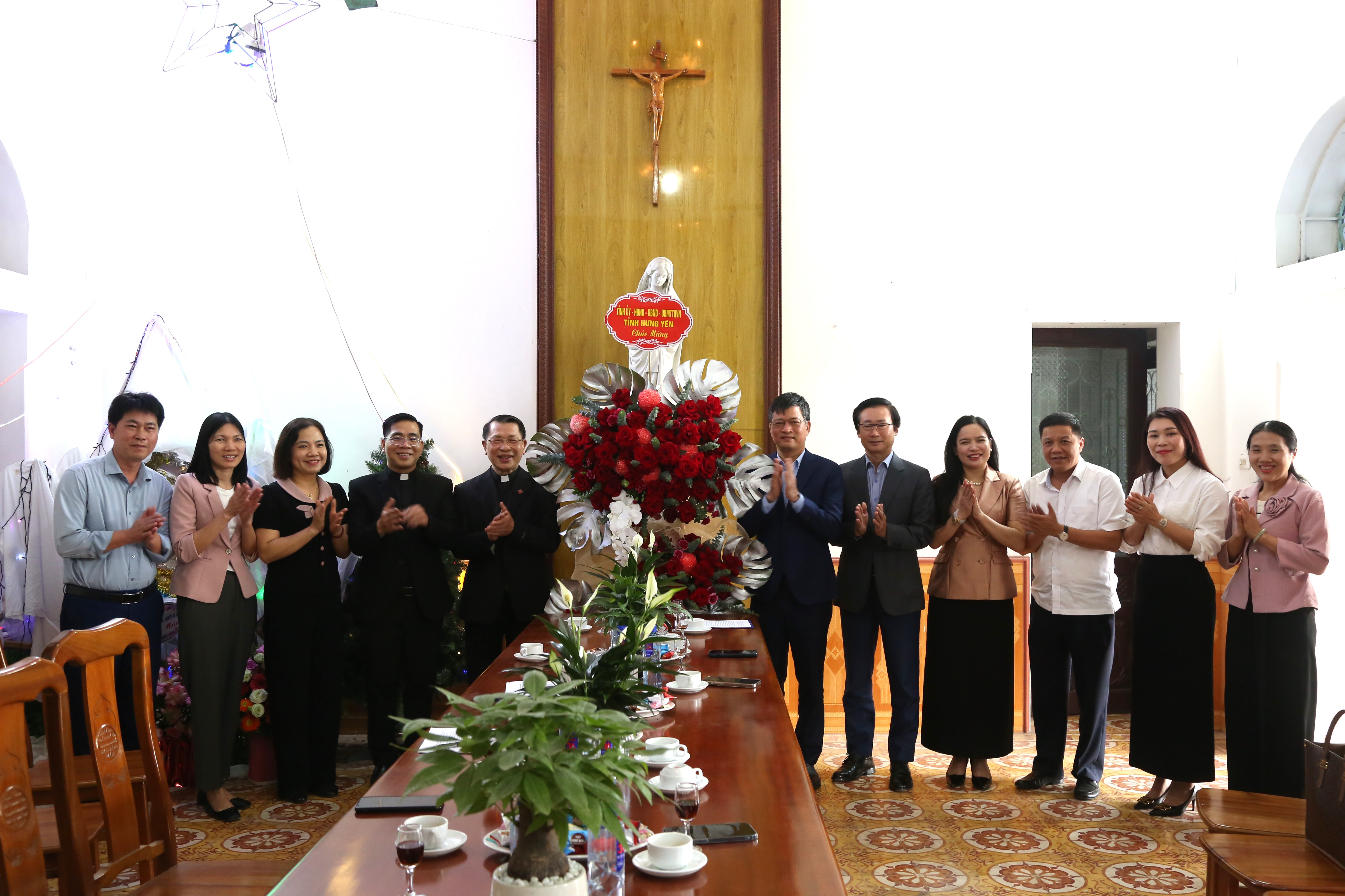 Đồng chí Phó Chủ tịch Thường trực HĐND tỉnh thăm, chúc mừng các chức sắc và đồng bào Công giáo tại Giáo xứ Thân Thượng nhân dịp lễ Giáng sinh