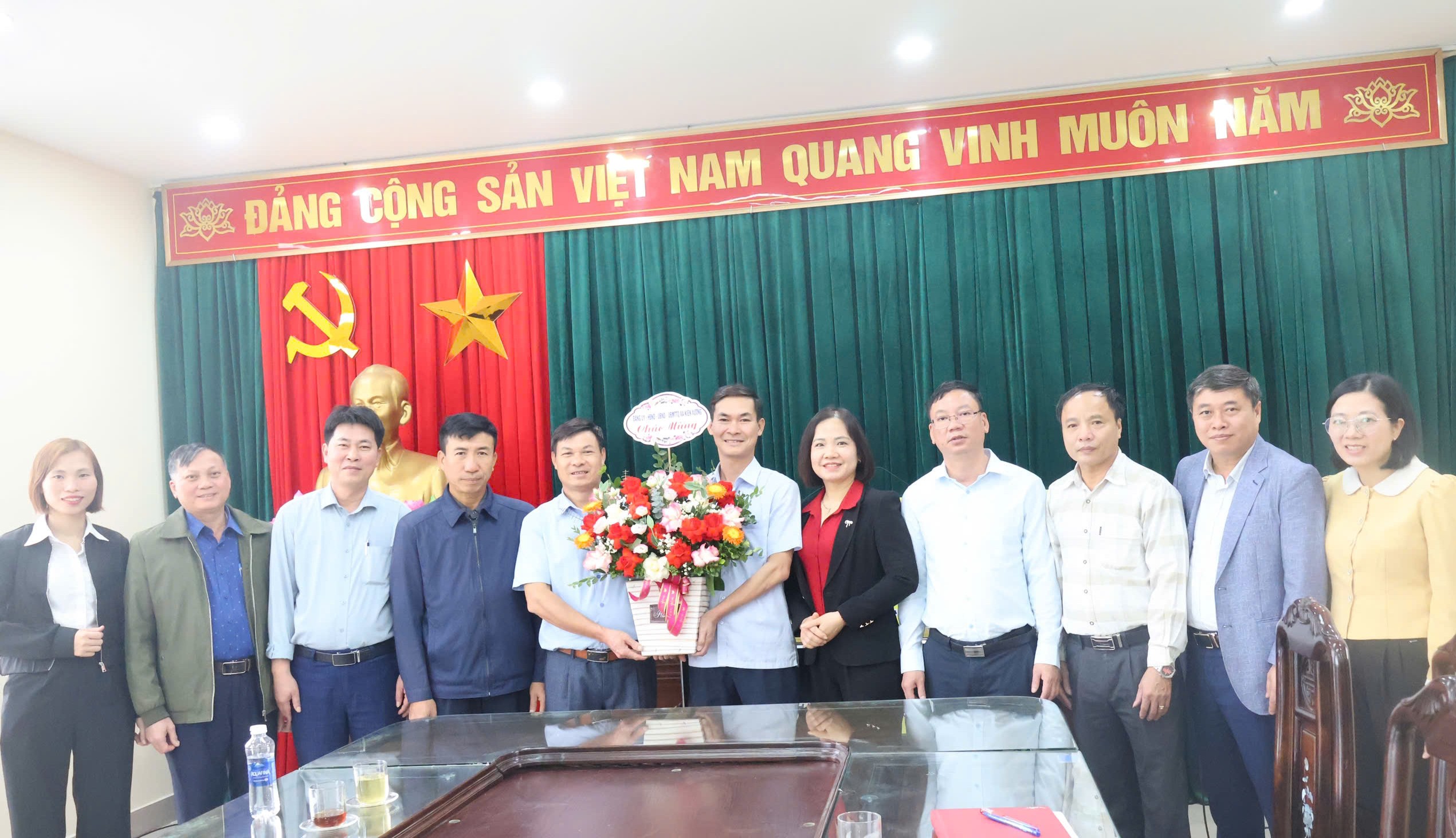 Các đồng chí lãnh đạo xã chúc mừng Hội Cựu chiến binh xã nhân kỷ niệm 36 năm Ngày thành lập Hội Cựu chiến binh Việt Nam