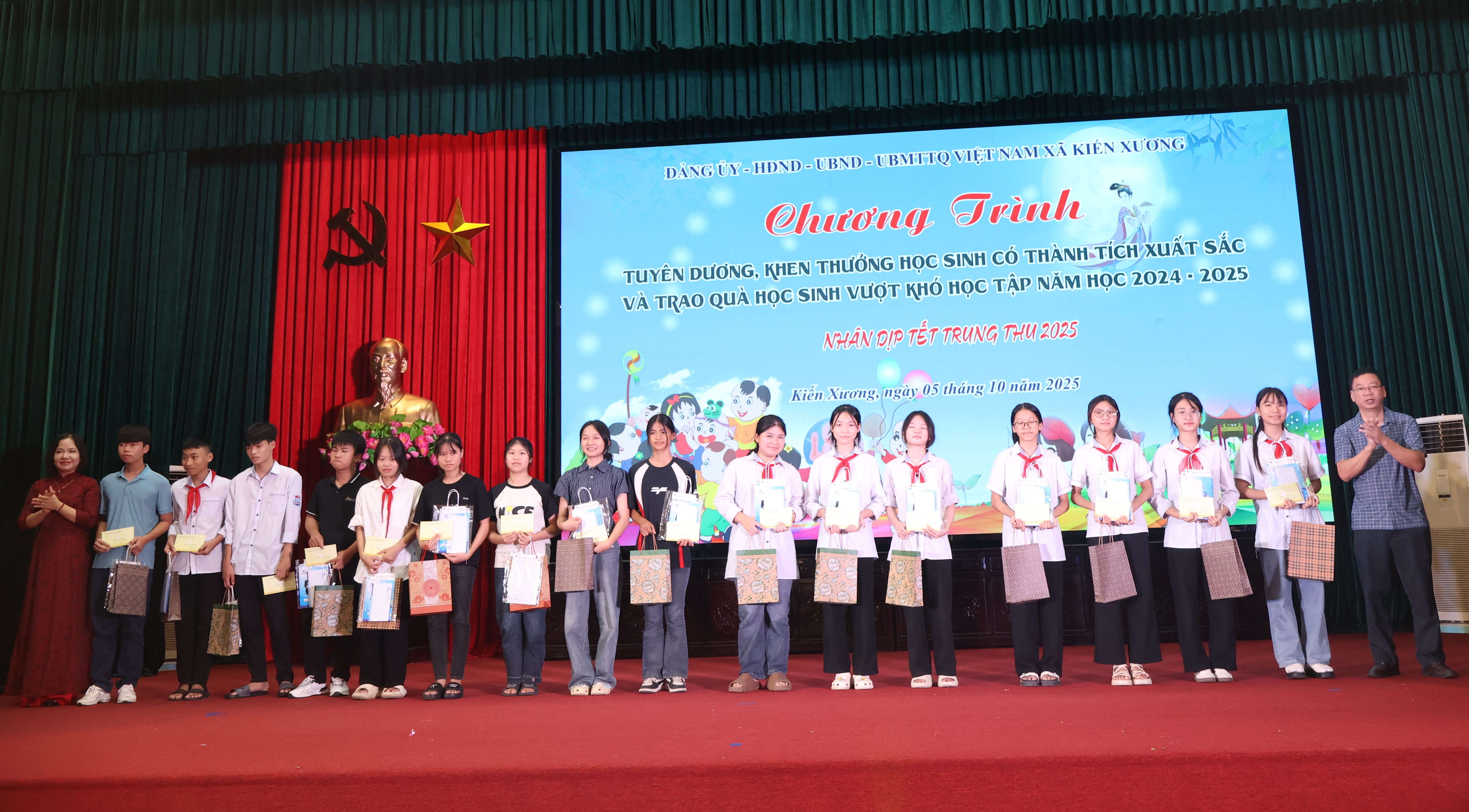Xã Kiến Xương: Tuyên dương học sinh xuất sắc và trao quà cho học sinh có hoàn cảnh khó khăn vươn lên trong học tập năm học 2024 – 2025
