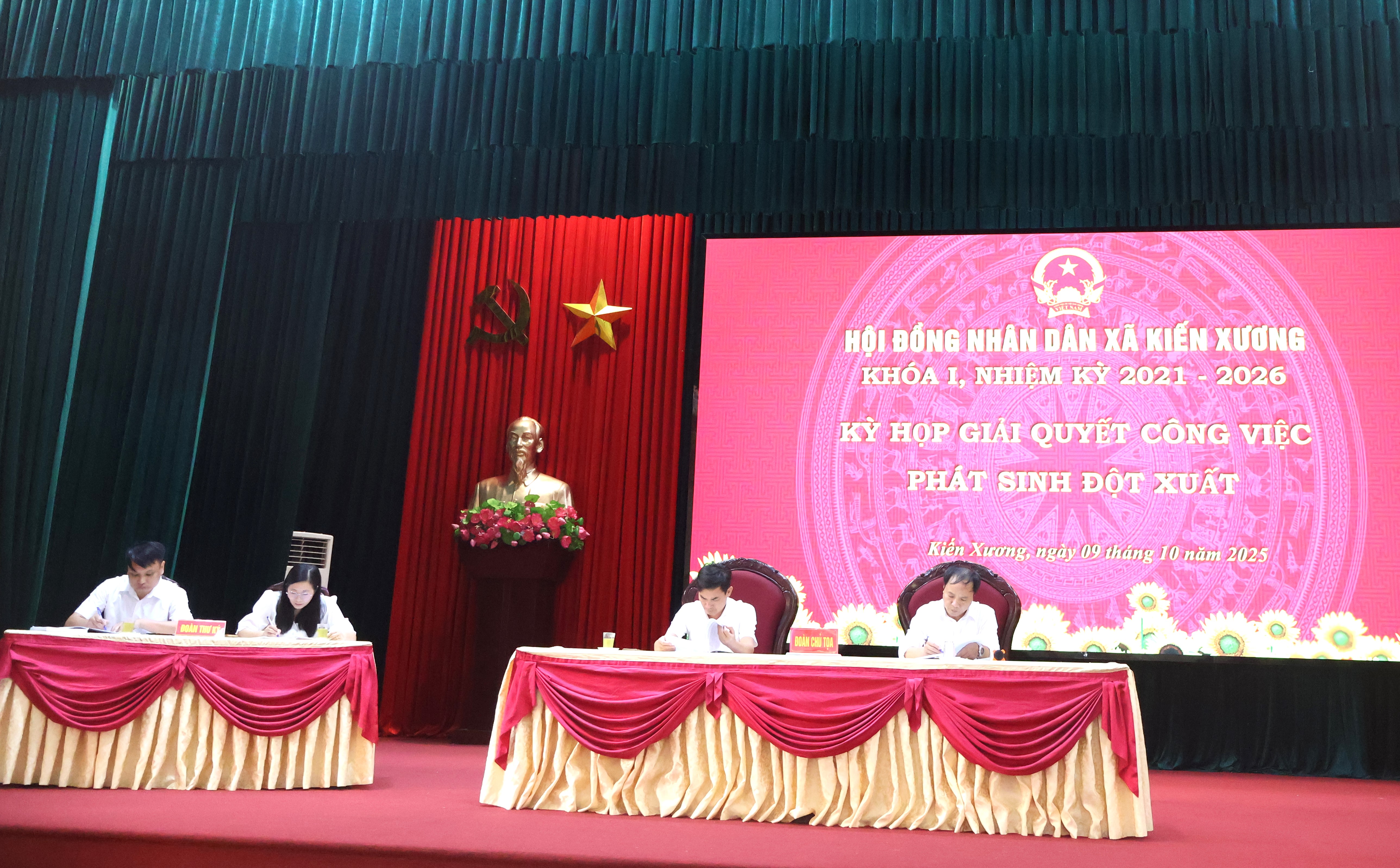 HĐND xã Kiến Xương tổ chức kỳ họp giải quyết công việc phát sinh đột xuất thông qua nhiều nghị quyết quan trọng