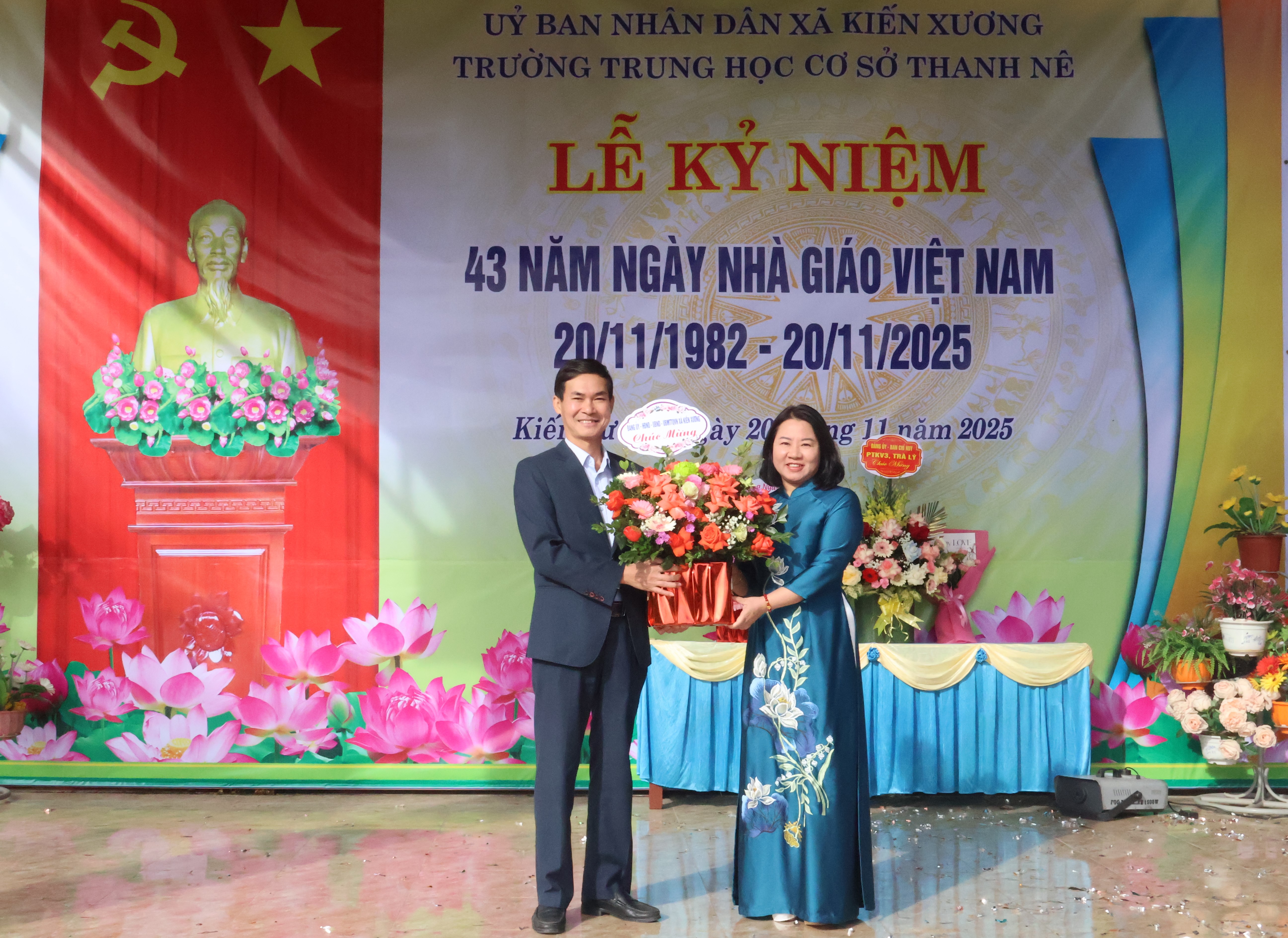 Các đồng chí lãnh đạo xã chúc mừng Ngày Nhà giáo Việt Nam 20/11