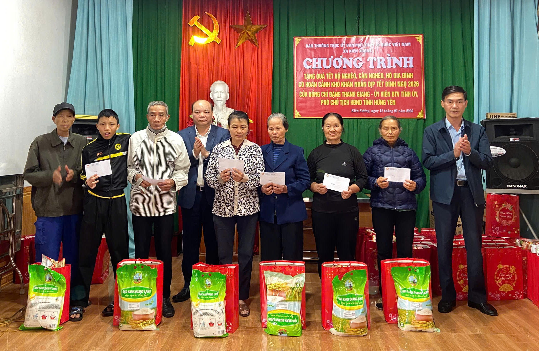 Đồng chí Đặng Thanh Giang, Ủy viên Ban Thường vụ Tỉnh ủy, Phó Chủ tịch HĐND tỉnh tặng quà hộ nghèo, hộ cận nghèo và có hoàn cảnh khó khăn