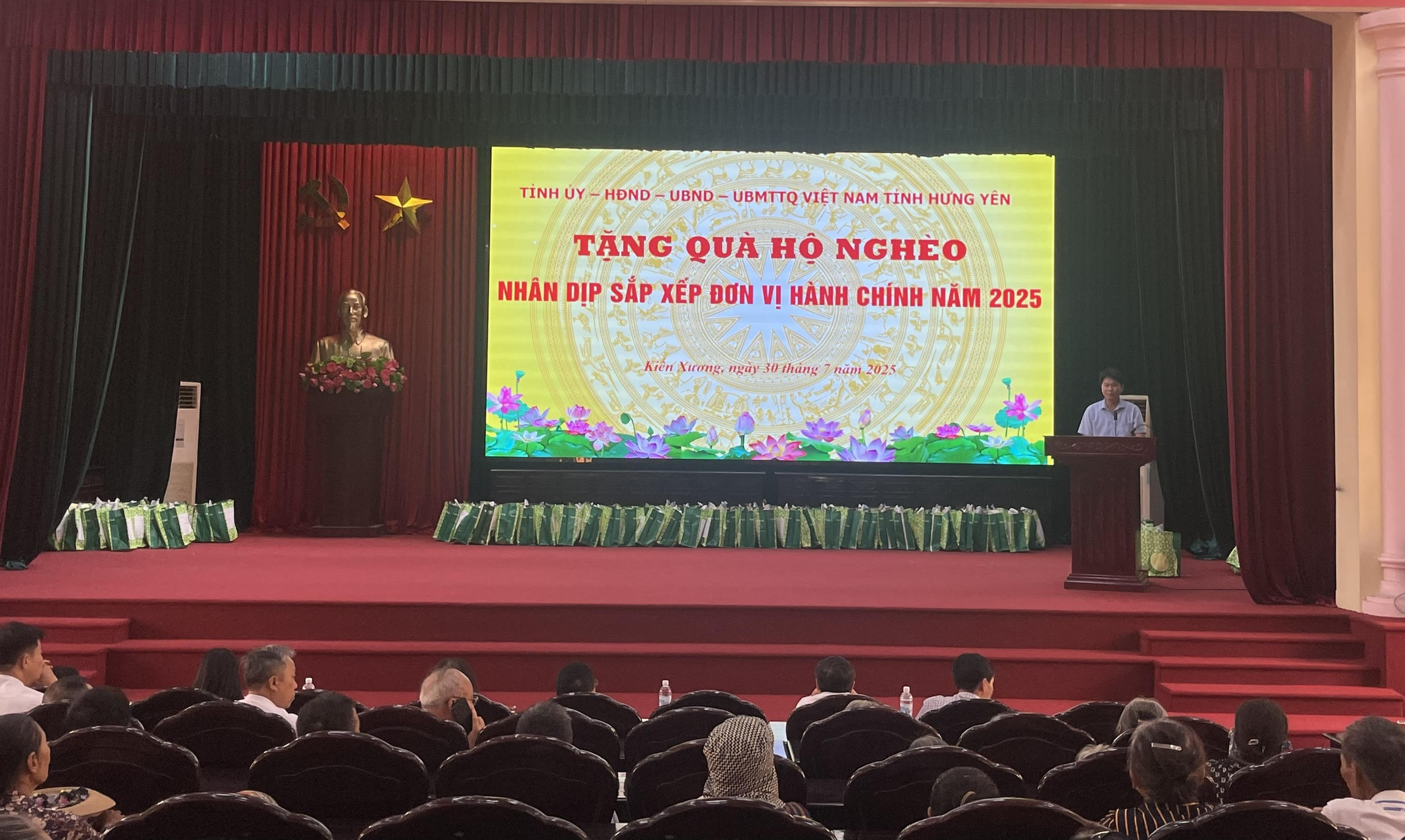 Xã Kiến Xương trao quà của Uỷ ban MTTQ Việt Nam tỉnh Hưng Yên cho 248 hộ nghèo trên địa bàn xã