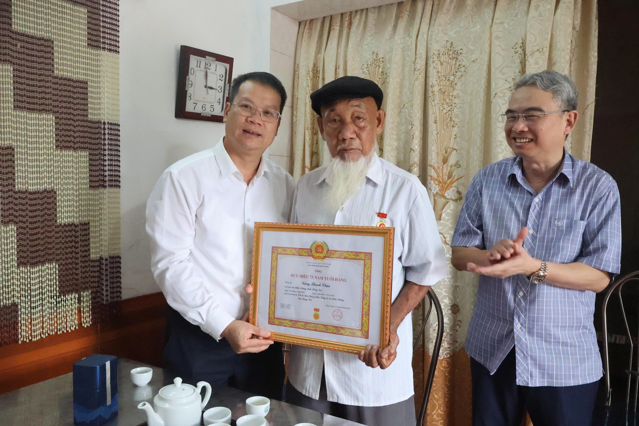 Đồng chí Phó Bí thư Tỉnh ủy, Chủ tịch Ủy Ban MTTQ Việt Nam tỉnh trao Huy hiệu Đảng tại xã Kiến Xương