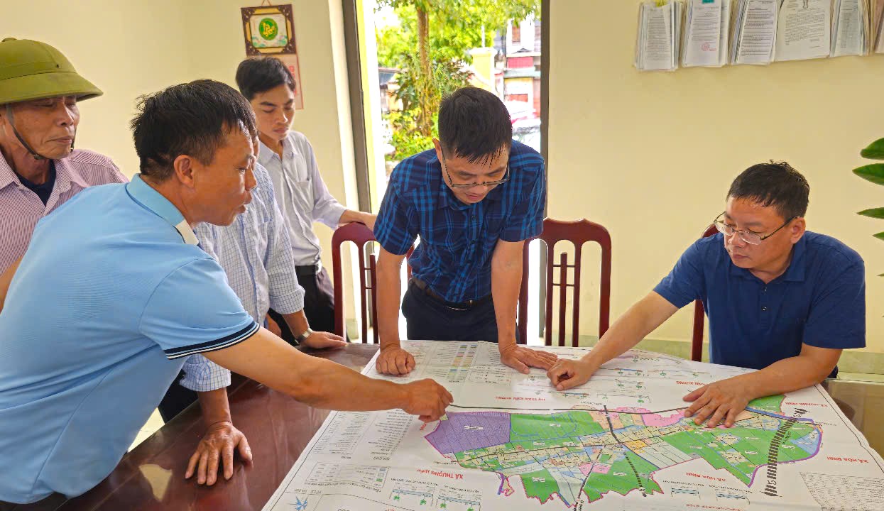 Đồng chí Phó Bí thư Đảng uỷ, Chủ tịch UBND xã kiểm tra công tác tiêu úng bảo vệ lúa mùa và hoa màu