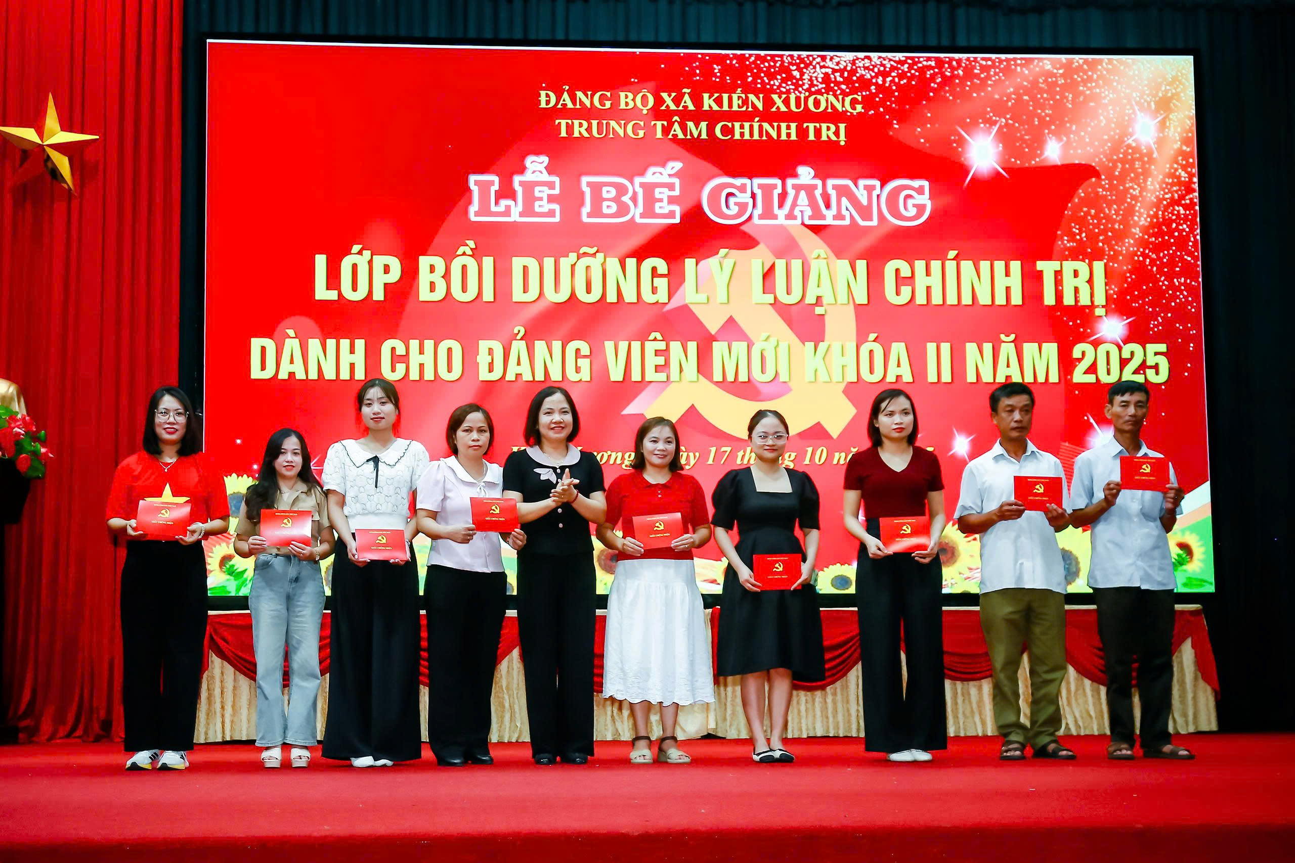 Bế giảng lớp bồi dưỡng lý luận chính trị dành cho đảng viên mới khoá II năm 2025