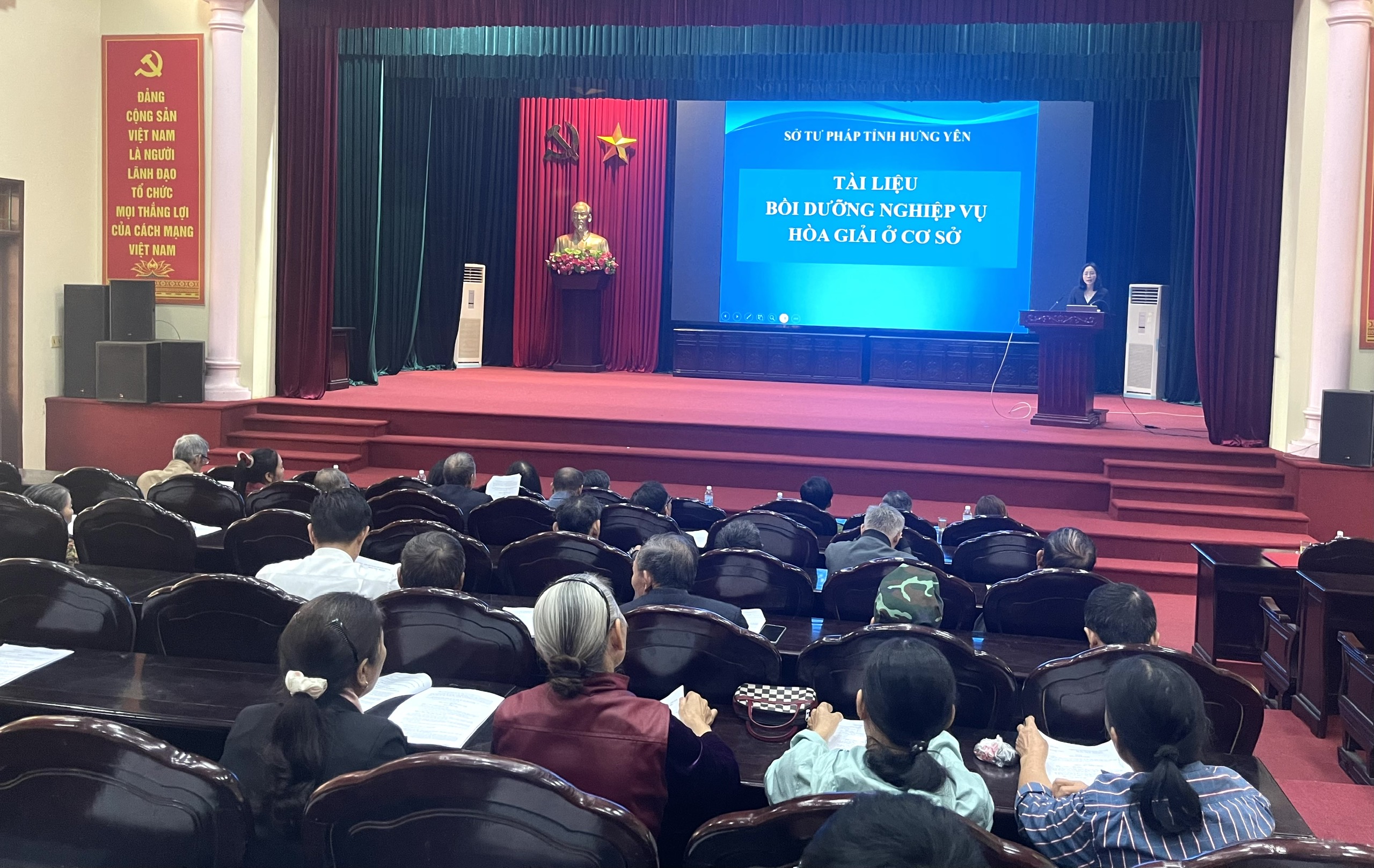 Hội nghị tập huấn, hướng dẫn nghiệp vụ công tác hoà giải cơ sở cho hoà giải viên các thôn trên địa bàn xã Kiến Xương