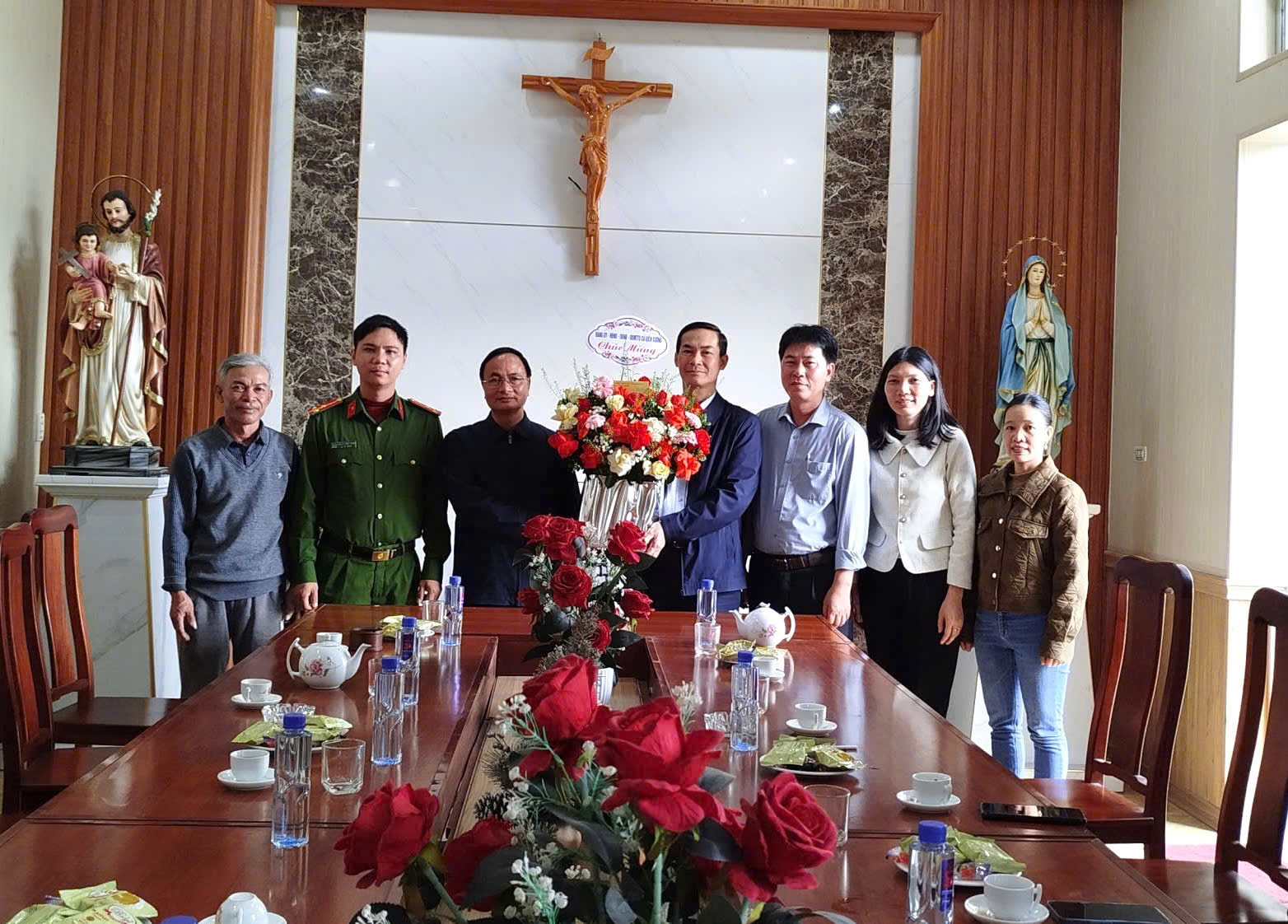 Đồng chí Phó Chủ tịch Thường trực HĐND tỉnh thăm, chúc mừng các chức sắc và đồng bào Công giáo tại Giáo xứ Thân Thượng nhân dịp lễ Giáng sinh