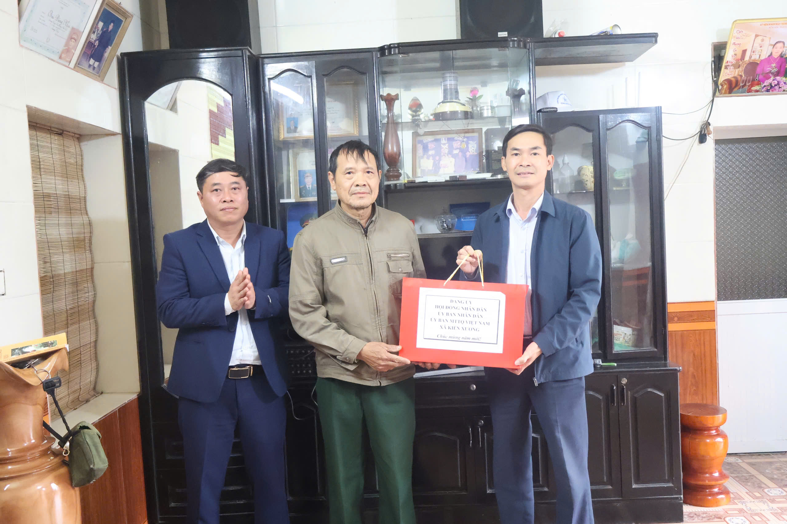 Các đồng chí lãnh đạo xã thăm, tặng quà một số đối tượng chính sách, người có công có sức khỏe đặc biệt nặng; hộ nghèo, cận nghèo, hộ có hoàn cảnh đặc biệt khó khăn và các cụ cao tuổi từ 100 trở lên