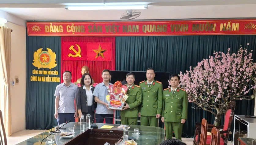 Các đồng chí lãnh đạo xã Kiến Xương thăm, chúc Tết các đơn vị làm nhiệm vụ dịp Tết