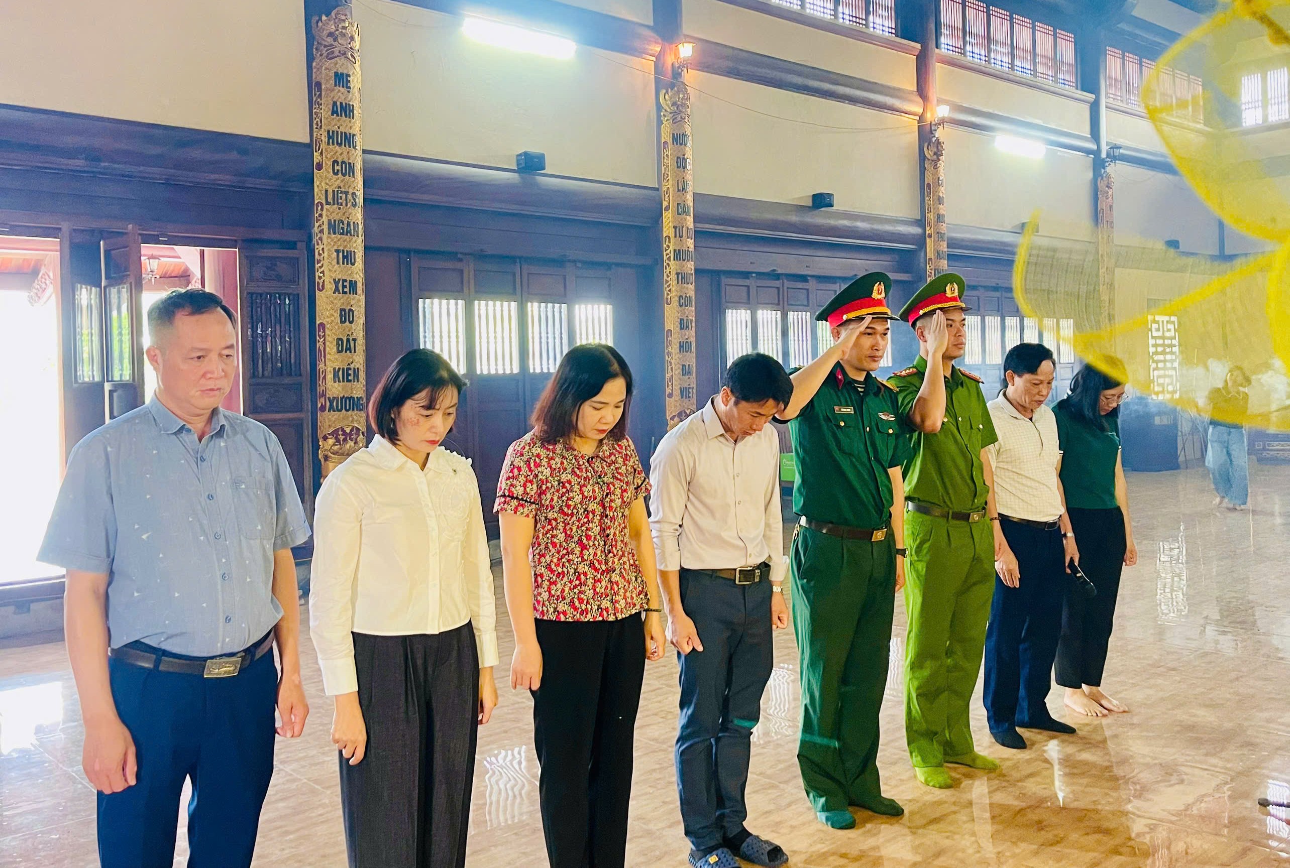 Các đồng chí lãnh đạo xã Kiến Xương dâng hương tưởng niệm các anh hùng liệt sĩ