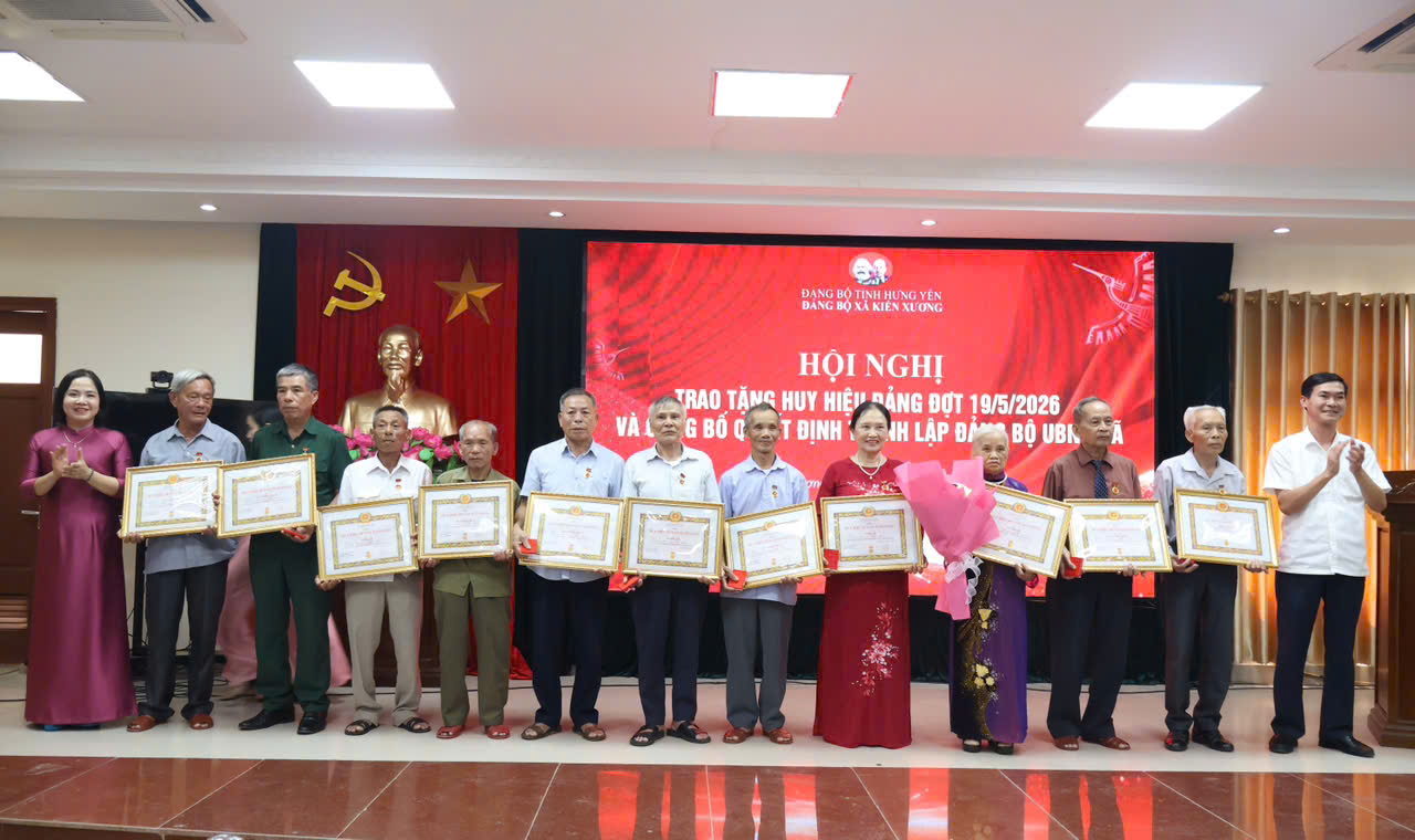 Xã Kiến Xương tổ chức Lễ trao tặng huy hiệu Đảng đợt 19/5/2026 và trao quyết định thành lập Đảng bộ UBND xã