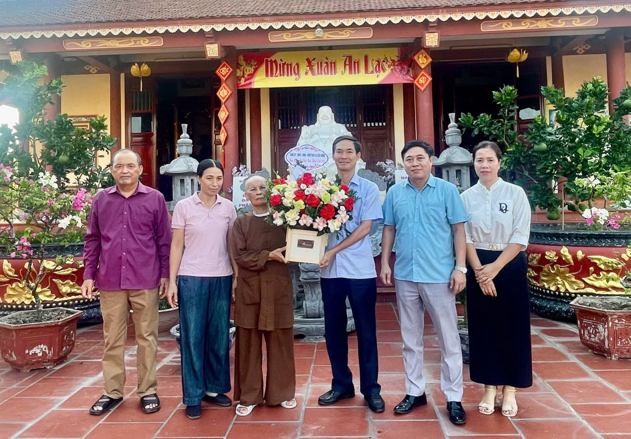 Các đồng chí lãnh đạo xã thăm và chúc mừng các nhà chùa nhân dịp Đại lễ Phật đản Phật lịch 2570 – Dương lịch 2026