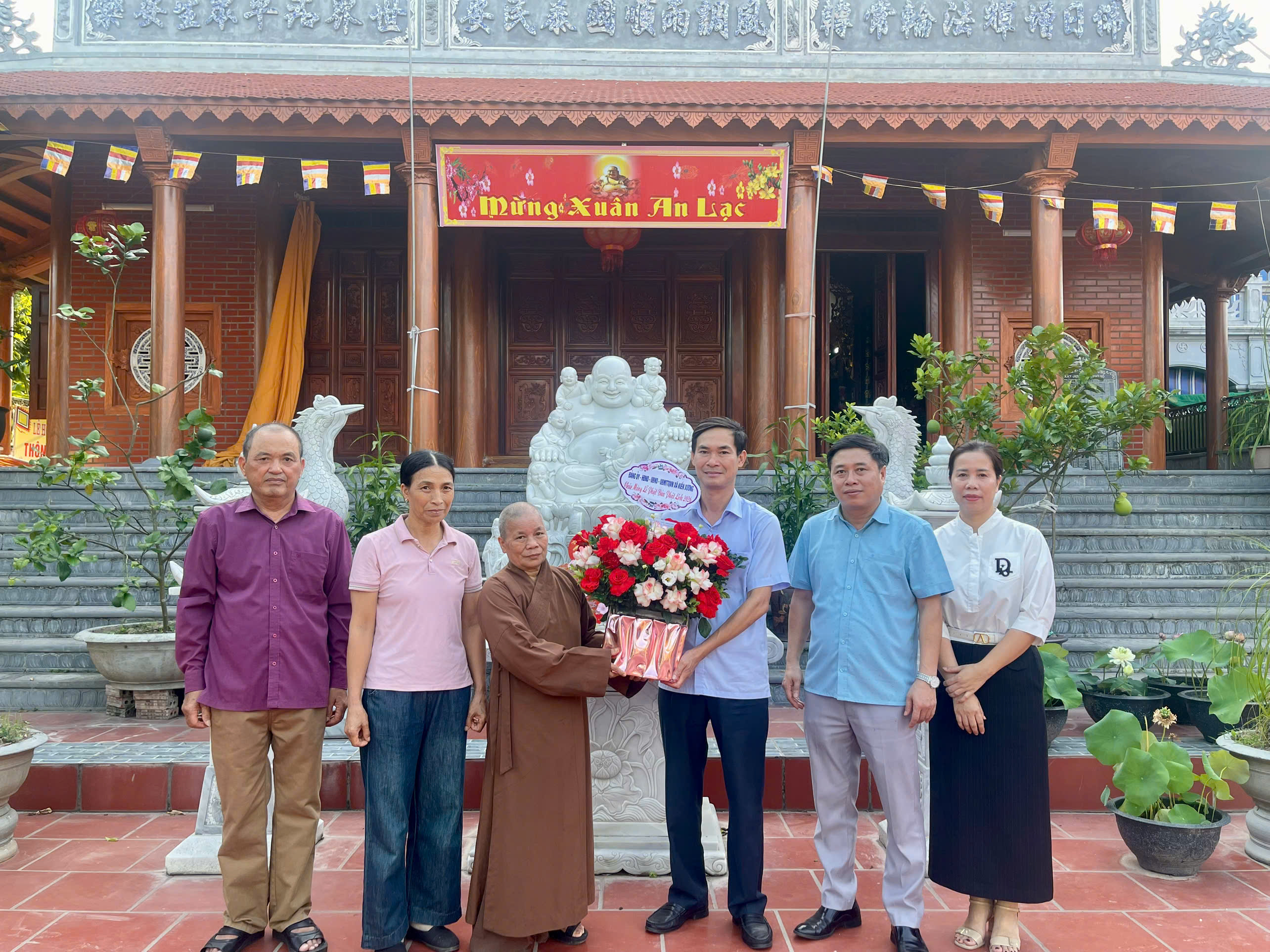 Các đồng chí lãnh đạo xã thăm, chúc mừng chức sắc Phật giáo nhân dịp Nhân dịp Đại lễ Phật đản Phật lịch 2570 - dương lịch 2026