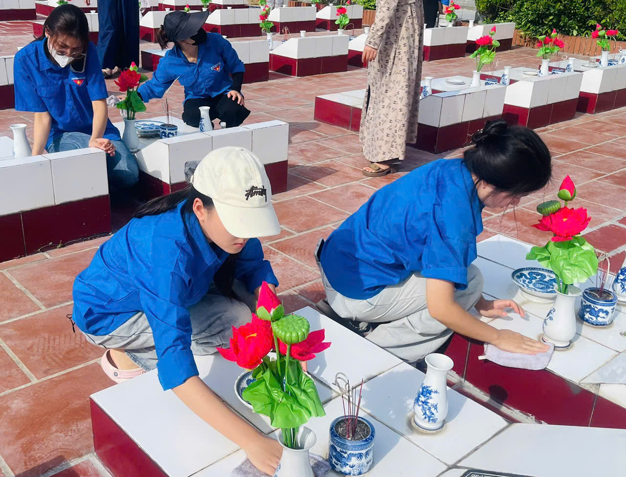 Tuổi trẻ Kiến Xương ra quân chỉnh trang Nghĩa trang liệt sĩ cụm xã Kiến Xương