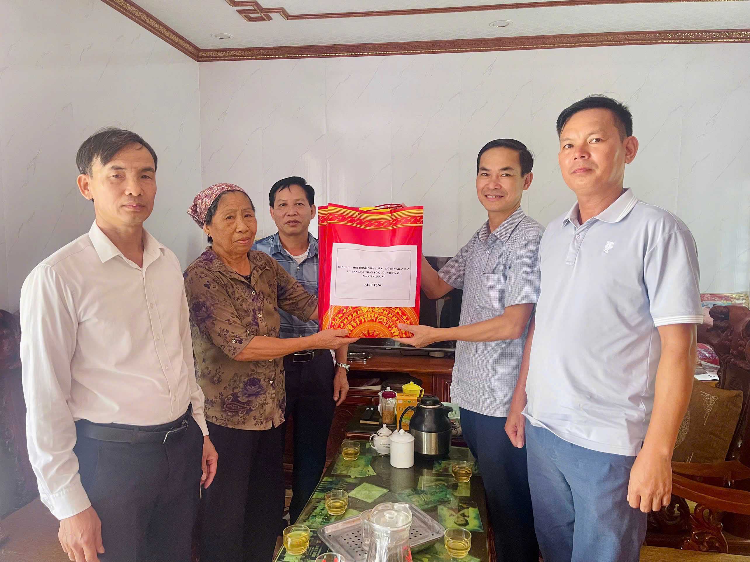 Các đồng chí lãnh đạo xã thăm, tặng quà người có công với cách mạng nhân kỷ niệm 79 năm ngày Thương binh - liệt sĩ (27/7/1947-27/7/2026)