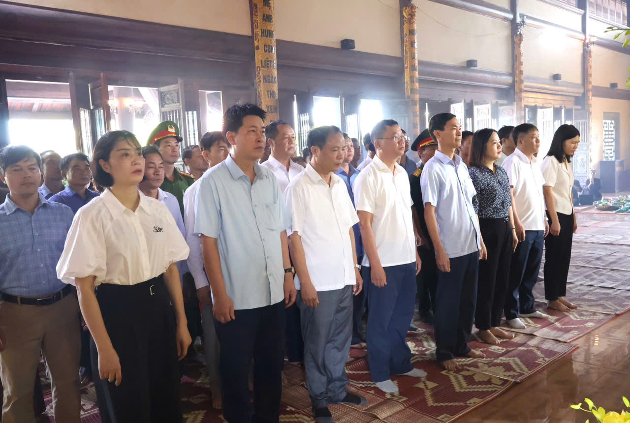 Các đồng chí lãnh đạo xã dâng hương tưởng niệm các Anh hùng liệt sĩ