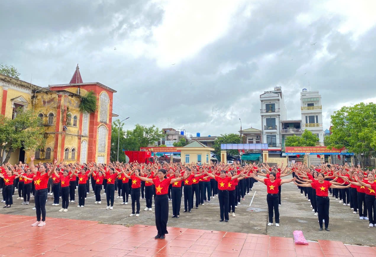 Hội LHPN xã Kiến xương  tổ chức đồng diễn dân vũ nhân kỷ niệm 80 năm Cách mạng Tháng Tám thành công và Quốc khánh 02/9