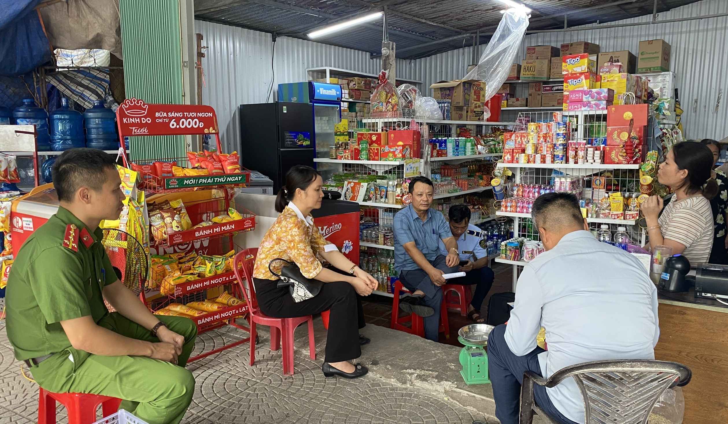 Xã Kiến Xương tăng cường kiểm tra, xử lý vi phạm về an toàn thực phẩm dịp Tết Trung thu năm 2025